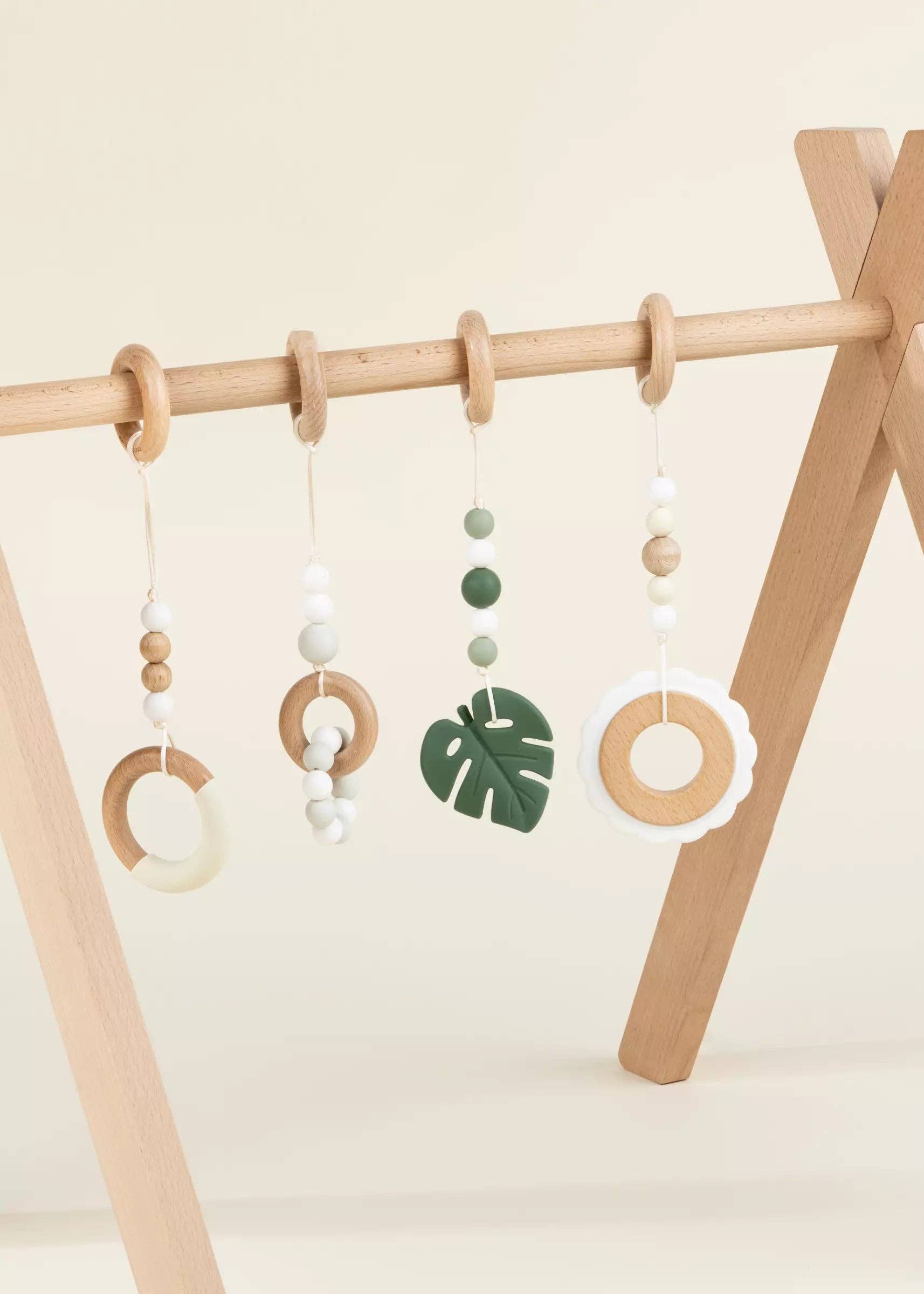 Ensemble de hochets à suspendre en bois et en silicone pour Play Arch (4) Coco Village Ensemble de hochets à suspendre en bois et en silicone pour Play Arch (4) myplayground