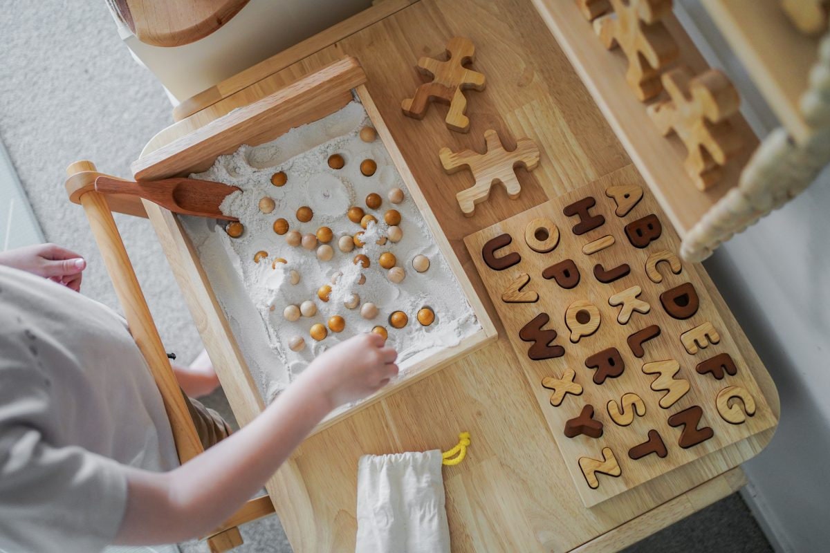Puzzle de lettres majuscules naturelles QToys USA Puzzle de lettres majuscules naturelles myplayground
