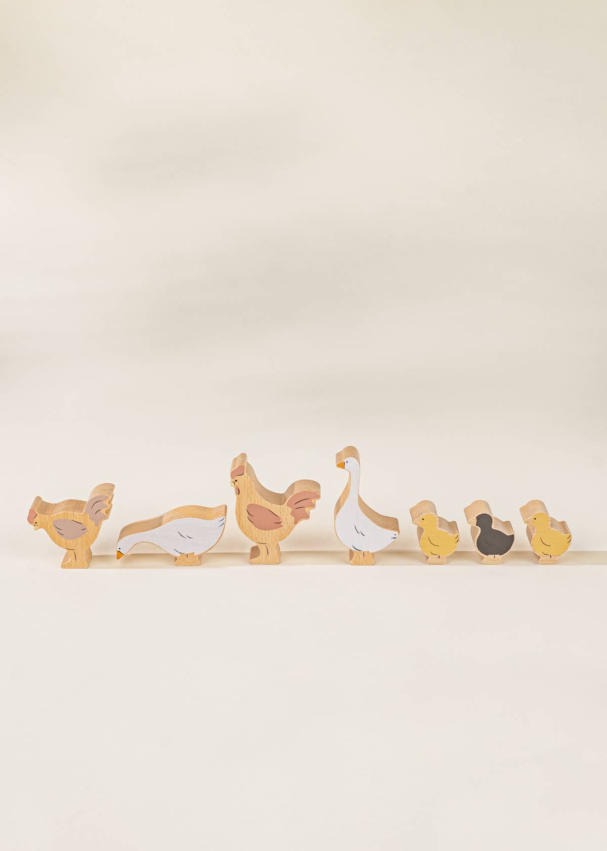 Ensemble de 6 animaux de basse-cour sur une assiette en bois Coco Village Ensemble de 6 animaux de basse-cour sur une assiette en bois myplayground