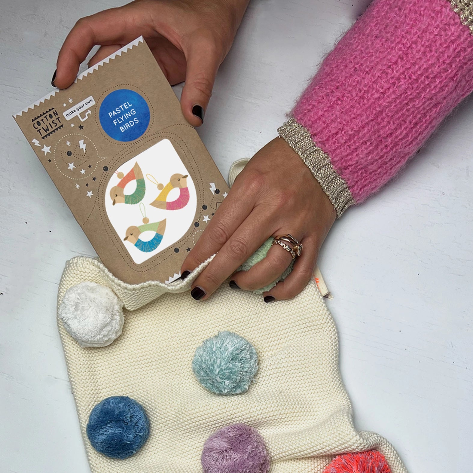 Créez vos propres décorations en forme d'oiseaux volants Cotton Twist Créez vos propres décorations en forme d'oiseaux volants myplayground