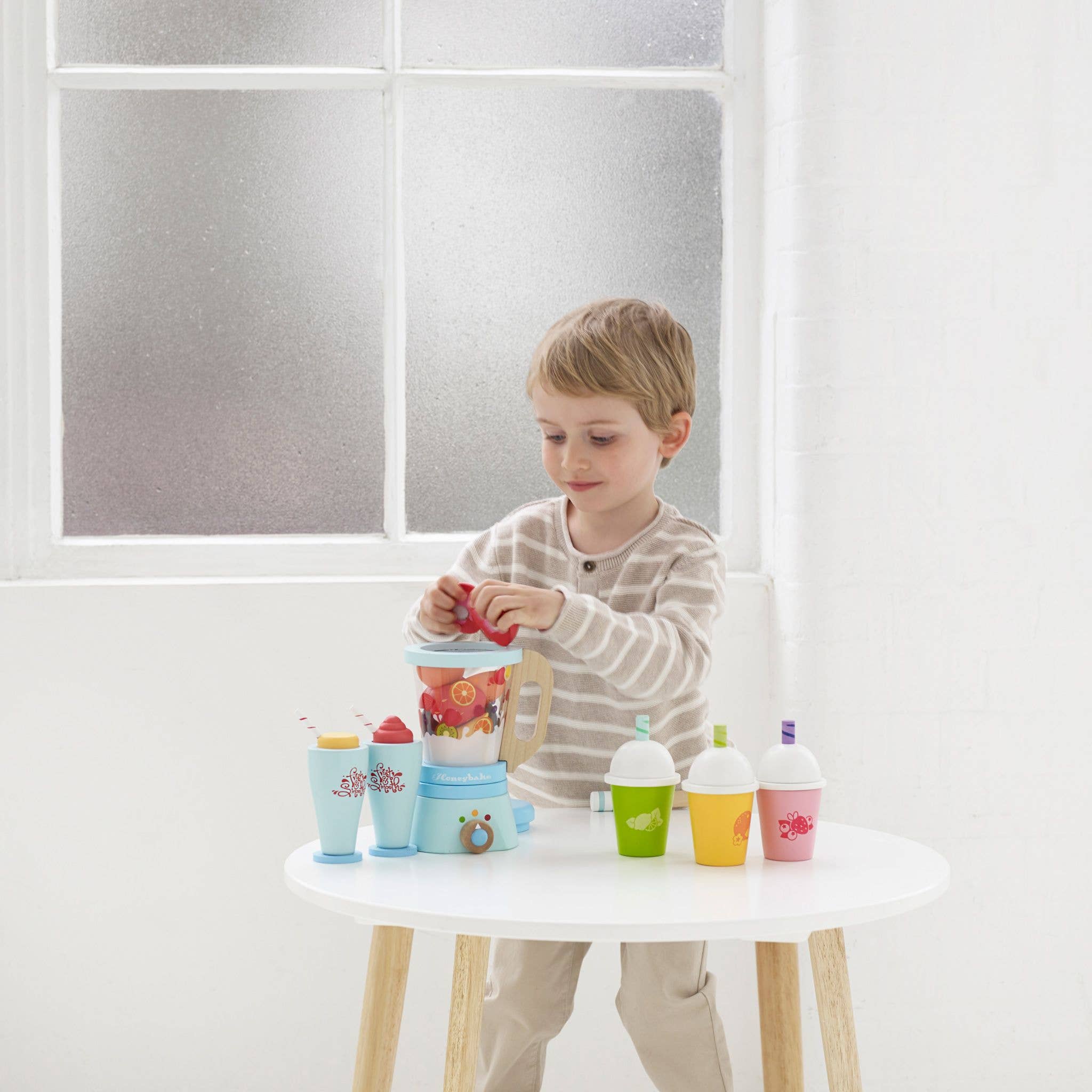 Ensemble de mixeurs Fruit Smoothy - Jeu sensoriel enfant Le Toy Van Ensemble de mixeurs Fruit Smoothy - Jeu sensoriel enfant myplayground