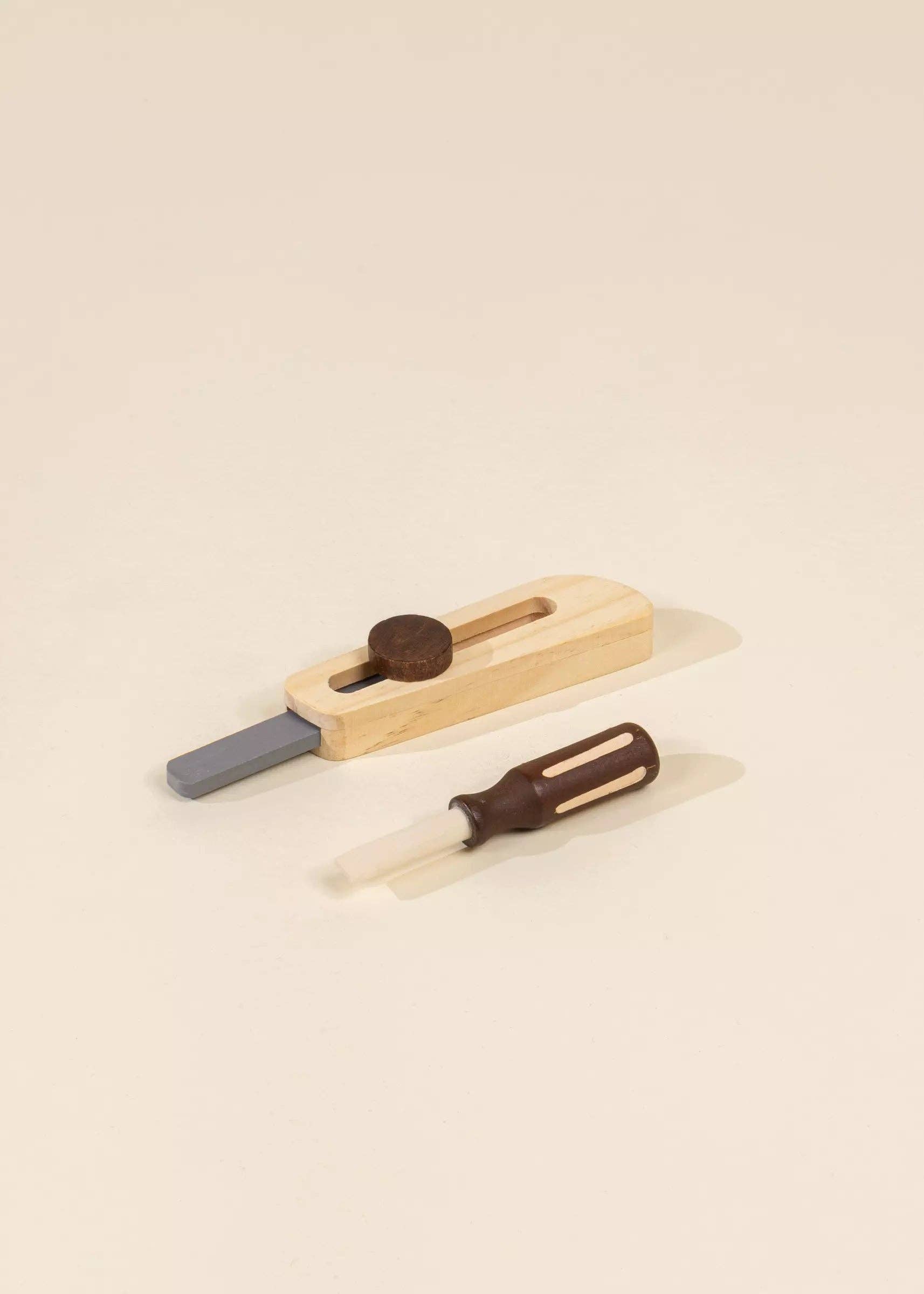 Set de jeu d'outils en bois Coco Village Set de jeu d'outils en bois myplayground