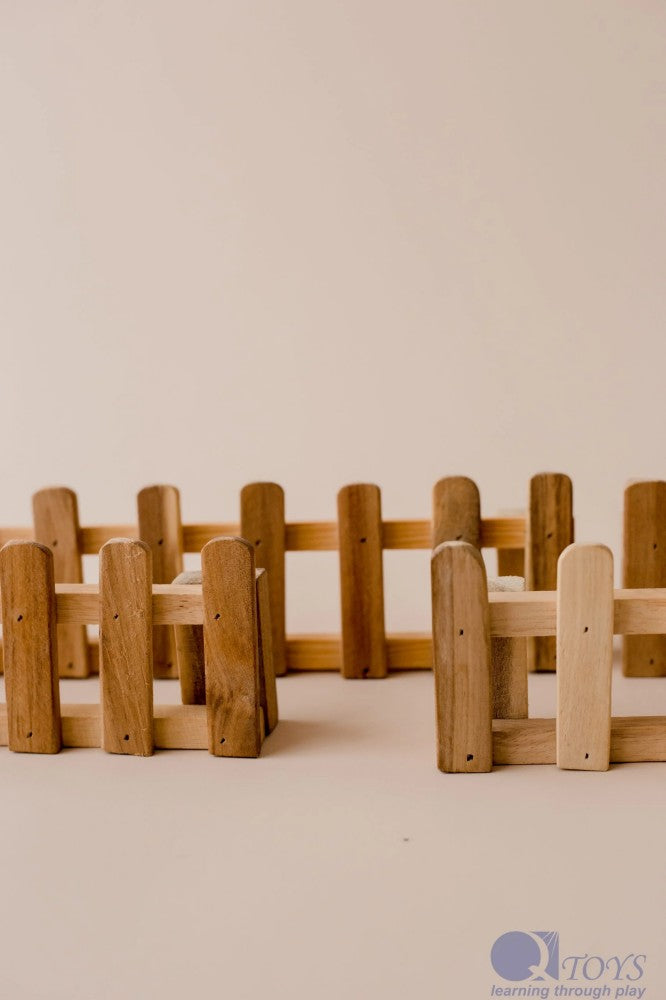 Clôtures en bois (lot de 4) QToys USA Clôtures en bois (lot de 4) myplayground
