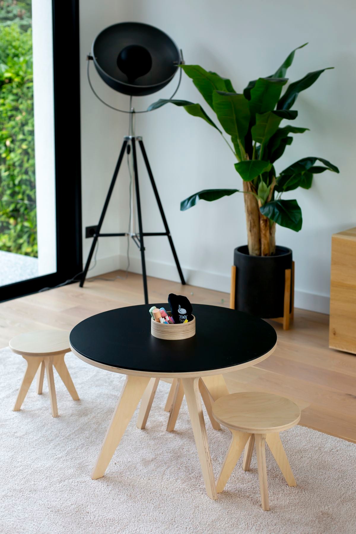 Table à dessin en bois Drawin'Kids - Ensemble Drawin'table + Lot de 2 tabourets - Home Edition Table de dessin myplayground Table à dessin en bois Drawin'Kids - Ensemble Drawin'table + Lot de 2 tabourets - Home Edition myplayground