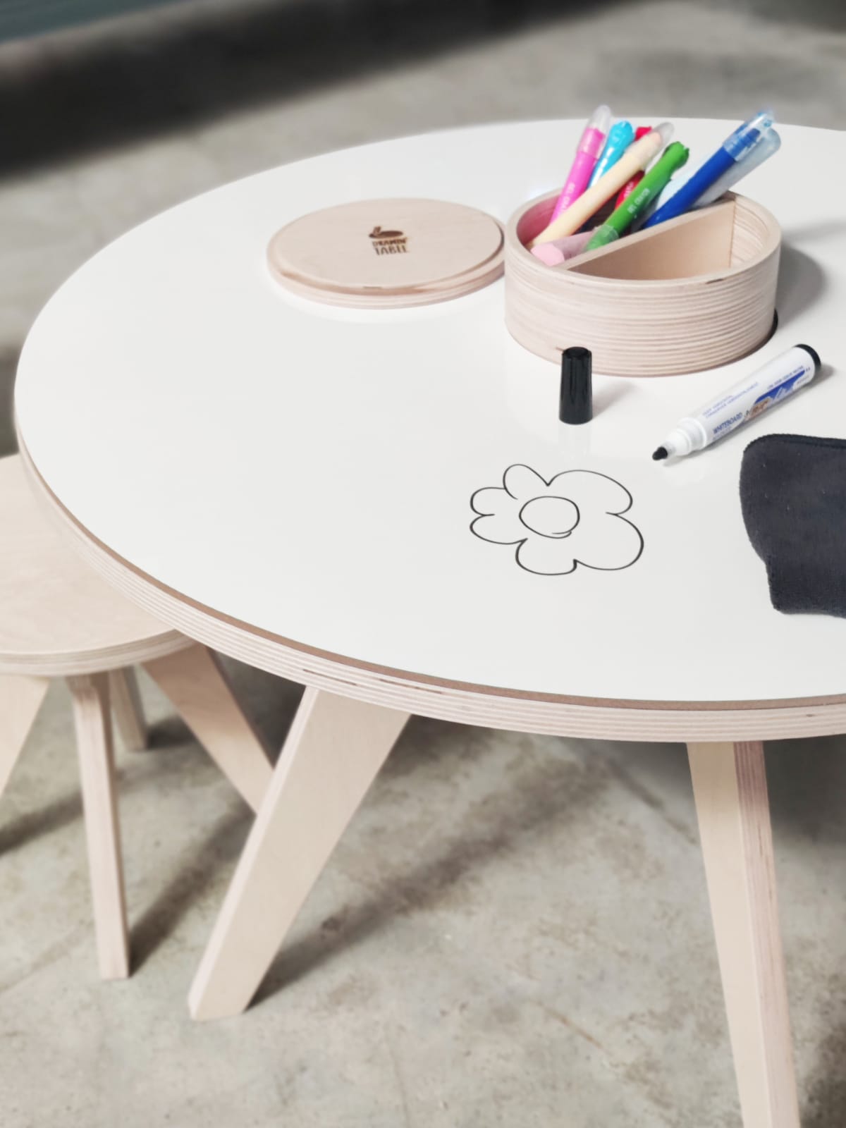 Table à dessin en bois Drawin'Kids - Ensemble Drawin'table + Lot de 2 tabourets - Home Edition Table de dessin myplayground Table à dessin en bois Drawin'Kids - Ensemble Drawin'table + Lot de 2 tabourets - Home Edition myplayground
