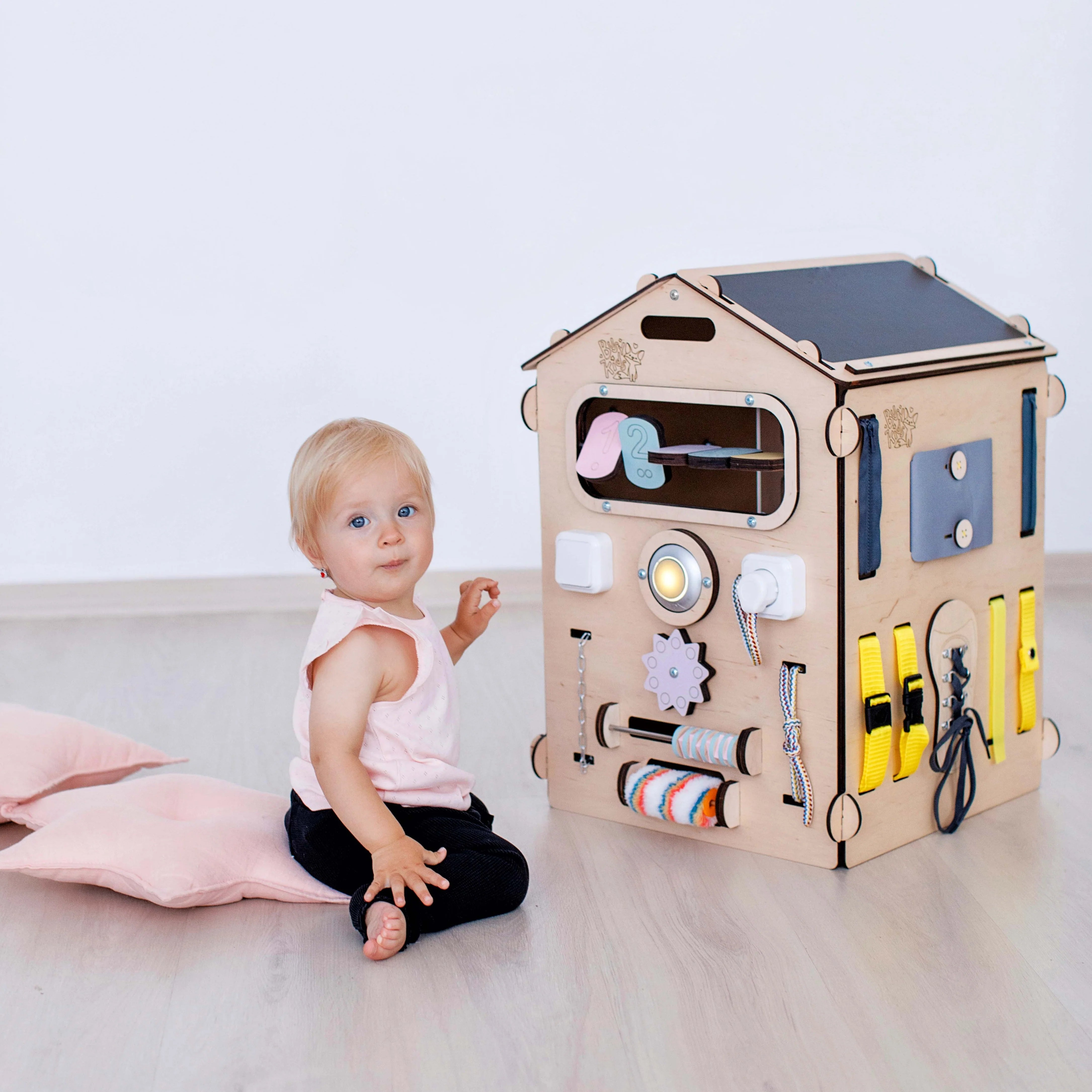 Ensemble Maisonnette et Cube Interactif - Natura/Pastel, bois natura - 12 à 18 mois - BusyKids BusyKids myplayground