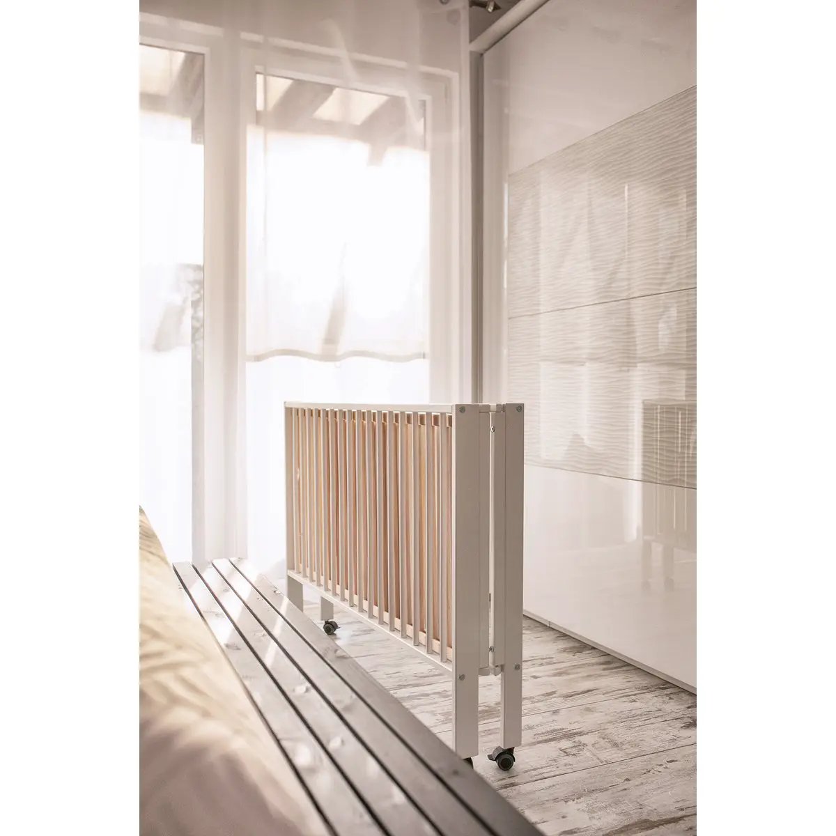 Lit de voyage pliant Jori en hêtre blanc, 120x60 cm – tiSsi – vue 6