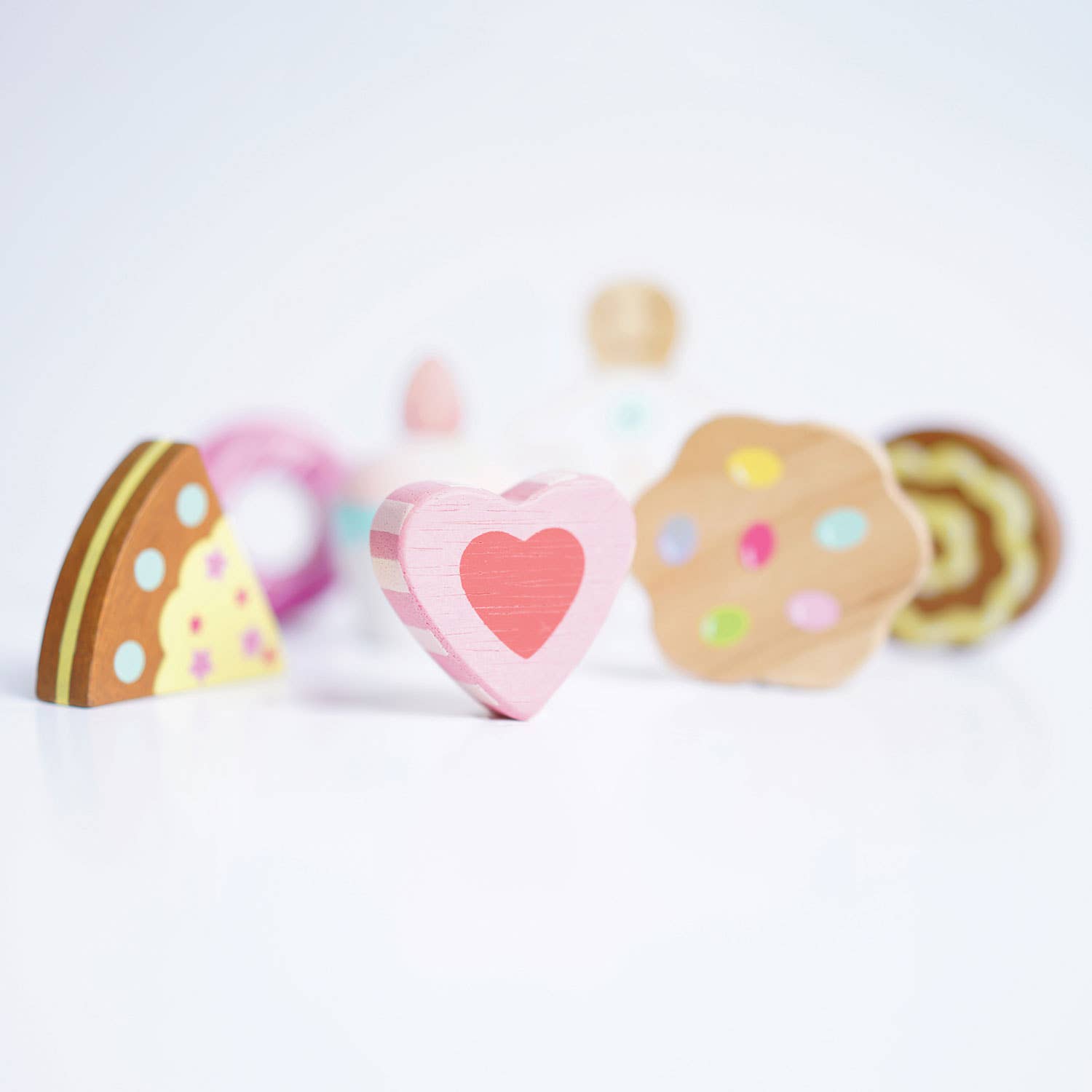Présentoir à gâteaux - Jeu sensoriel enfant Le Toy Van Présentoir à gâteaux - Jeu sensoriel enfant myplayground