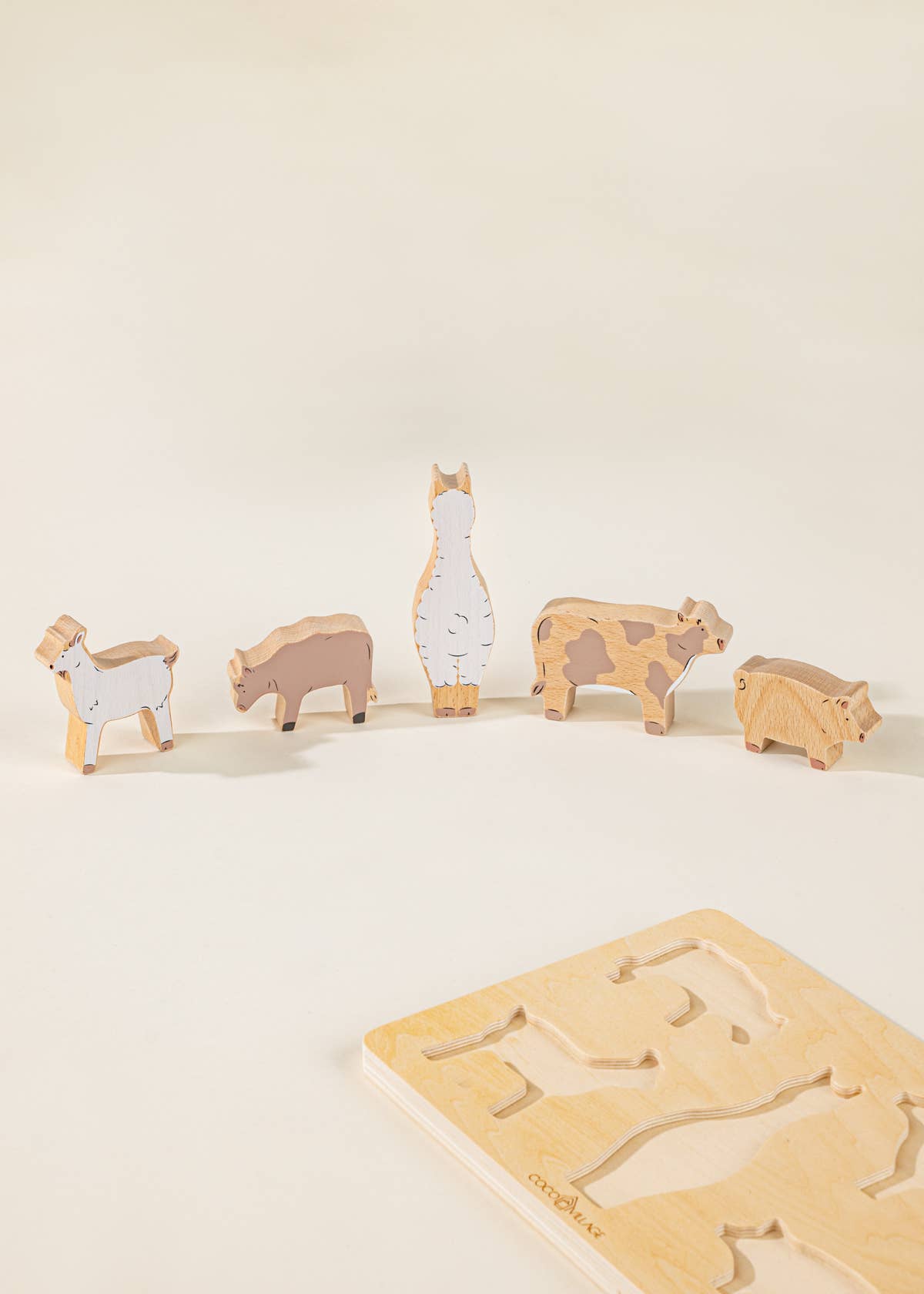 Ensemble de 5 animaux de grange sur assiette en bois Coco Village Ensemble de 5 animaux de grange sur assiette en bois myplayground