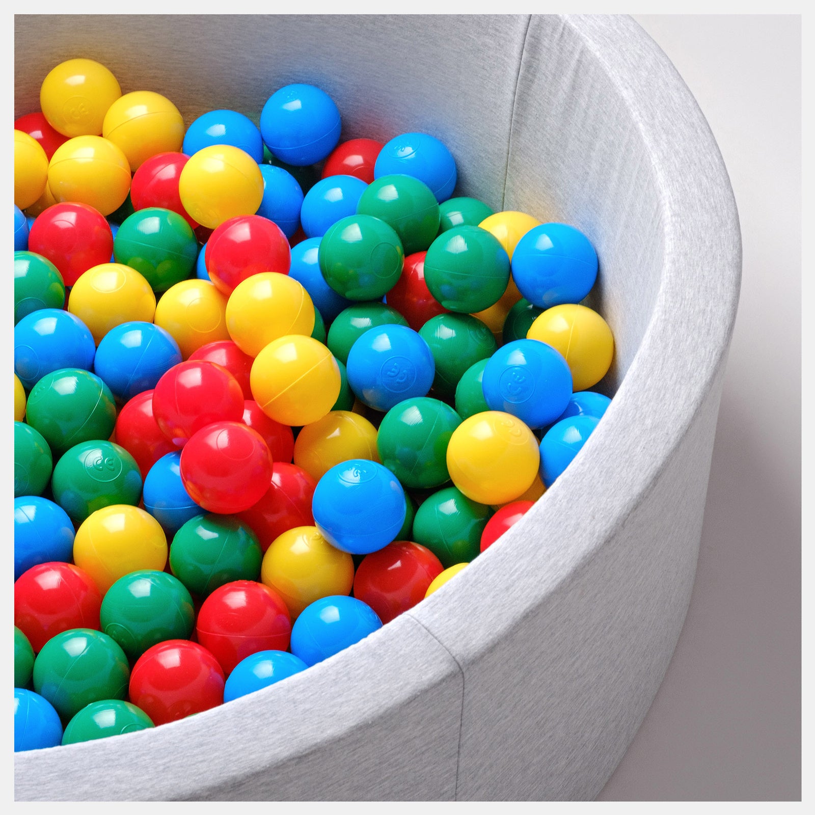 Boule de piscine à balles - 6 cm, lot de 200 pcs : bleu, vert, rouge, jaune - Plush Nest - Misioo Misioo myplayground