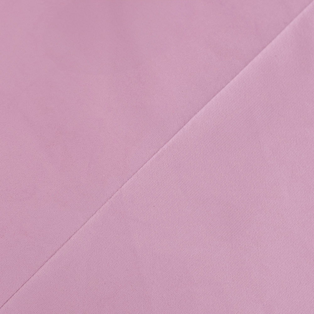 Piscine à balles rose, élément décoratif design dans une chambre d’enfant moderne