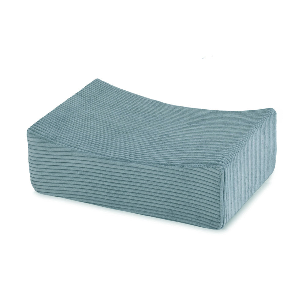 Cube moelleux en velours côtelé gris, aux formes arrondies et douces, idéal pour s’asseoir, grimper ou inventer mille histoires dans un décor de rêve.