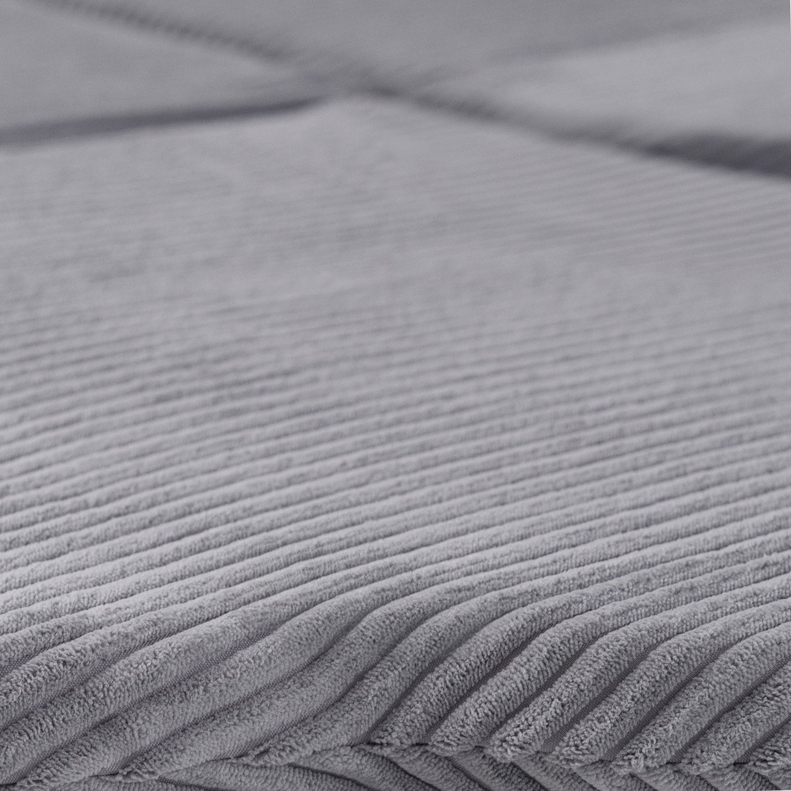 gris clair avec nuances en tons beiges, parfait pour un beau tapis douillet dans une chambre d’enfant.