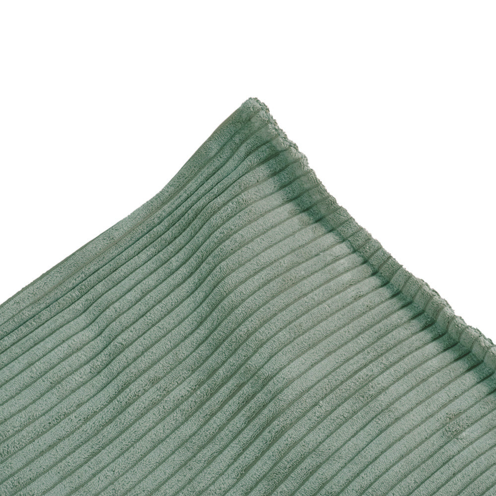 Le velours côtelé vert apporte une touche esthétique unique à l’intérieur. Que ce soit dans une chambre d’enfant au look naturel ou dans un espace de jeu moderne, ce coussin décoratif ajoute du style tout en restant pratique.