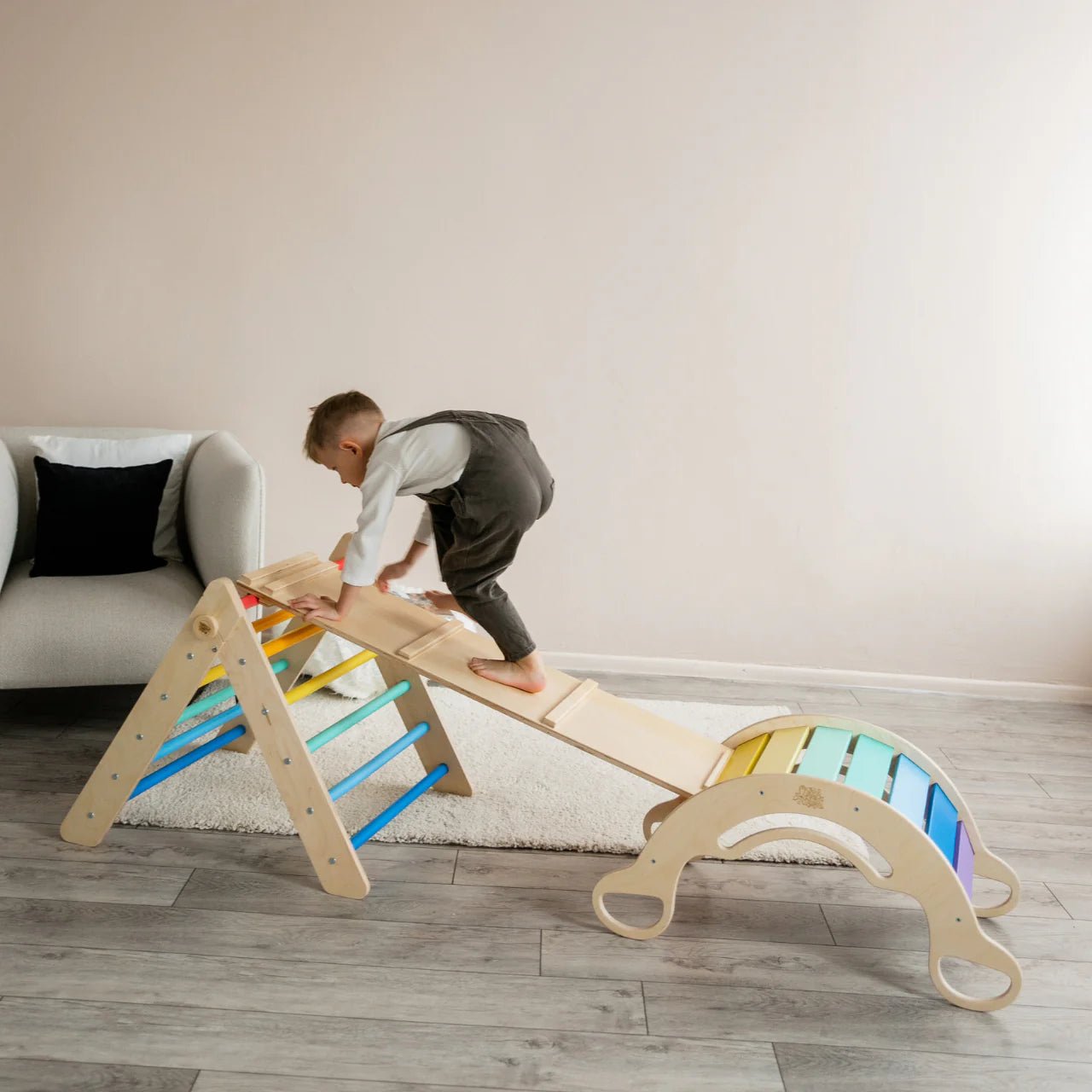 Ensemble triangle pikler + planche + bascule d’équilibre - arc - en - ciel, bois Natura, 12 à 18 mois - BusyKids - myplayground