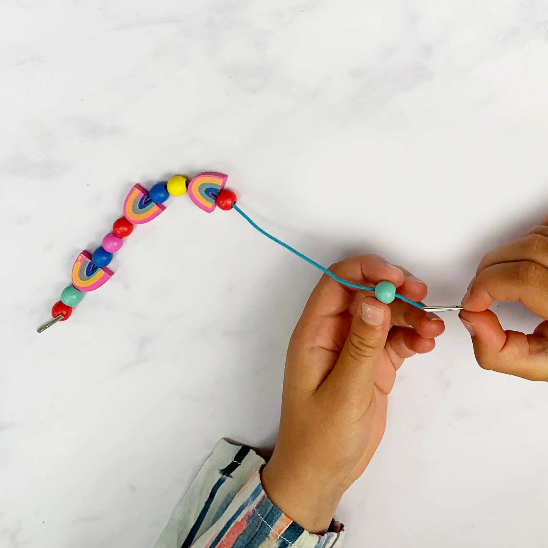 Kit de fabrication de bracelets arc-en-ciel et fleurs by Cotton Twist