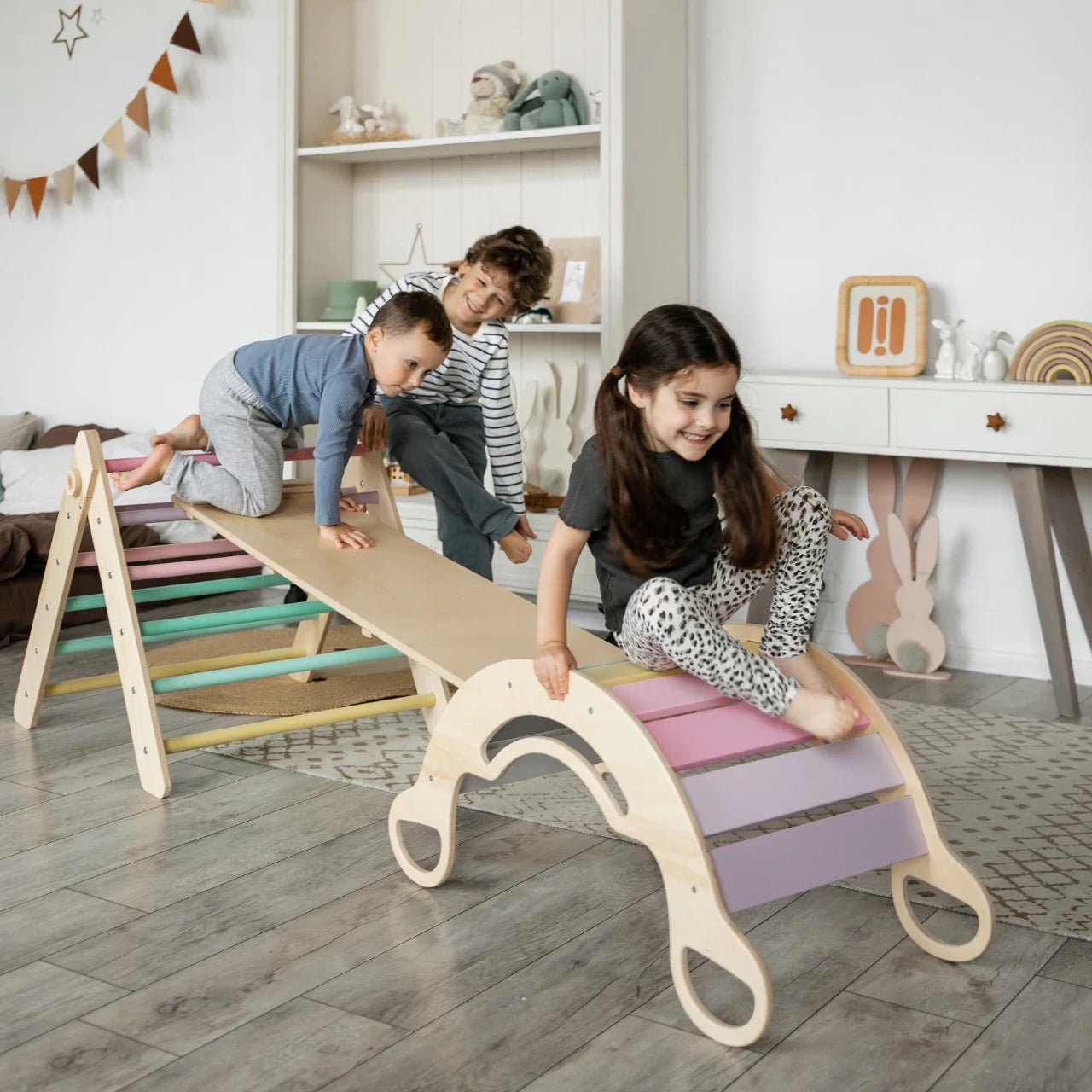 Ensemble triangle pikler + planche + bascule d’équilibre - pastel, bois Natura, 12 à 18 mois - BusyKids - myplayground