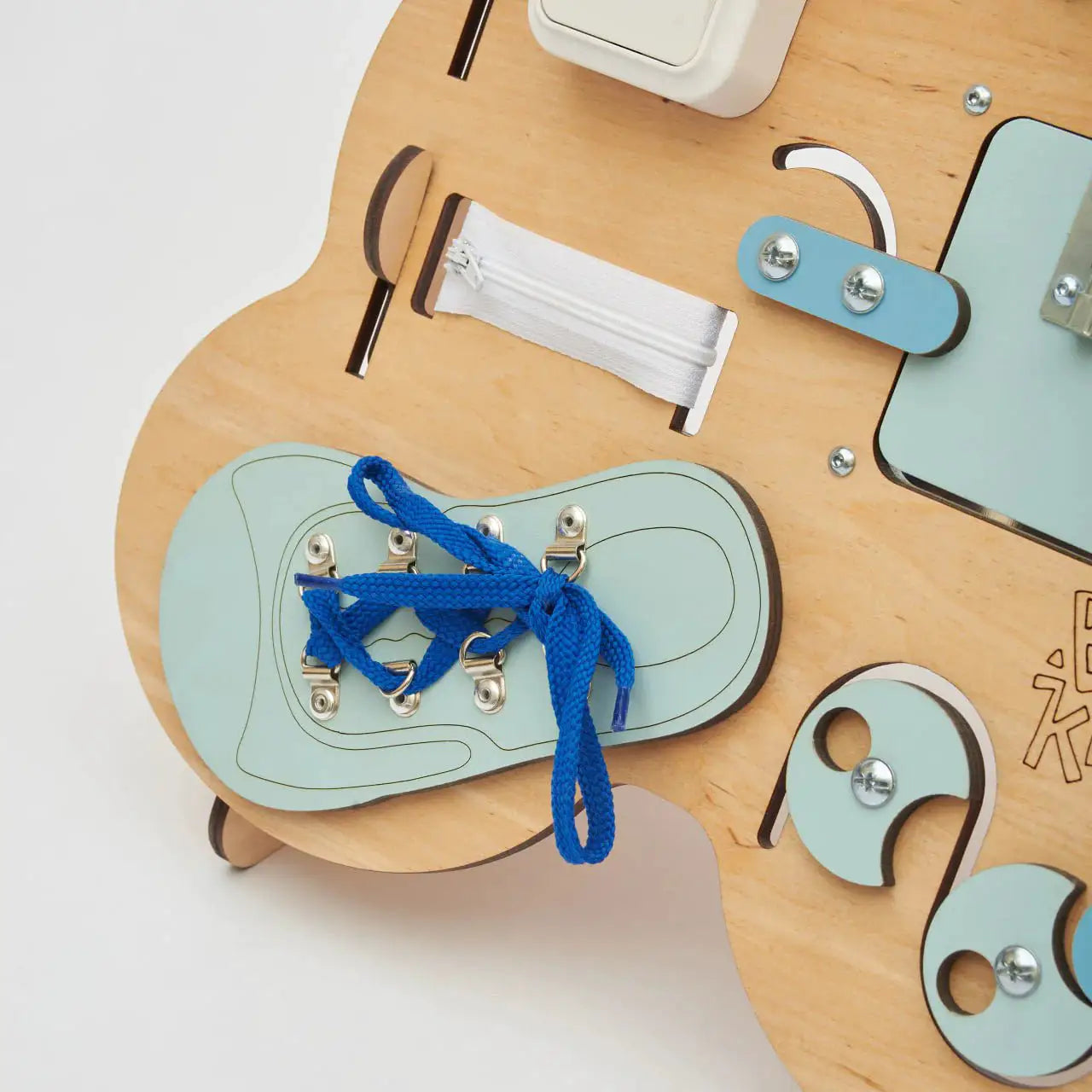 Busy Board « Ourson Curieux » - Bois Natura, 12 mois - BusyKids by BusyKids