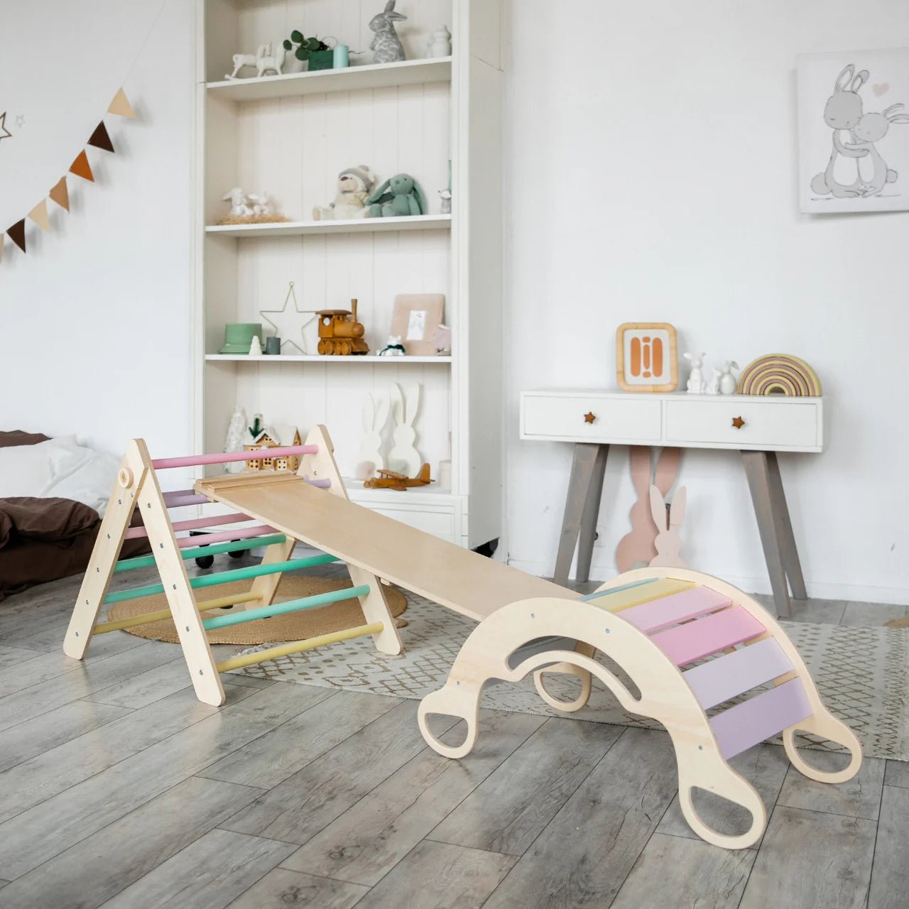 Ensemble triangle pikler + planche + bascule d’équilibre - pastel, bois Natura, 12 à 18 mois - BusyKids - myplayground