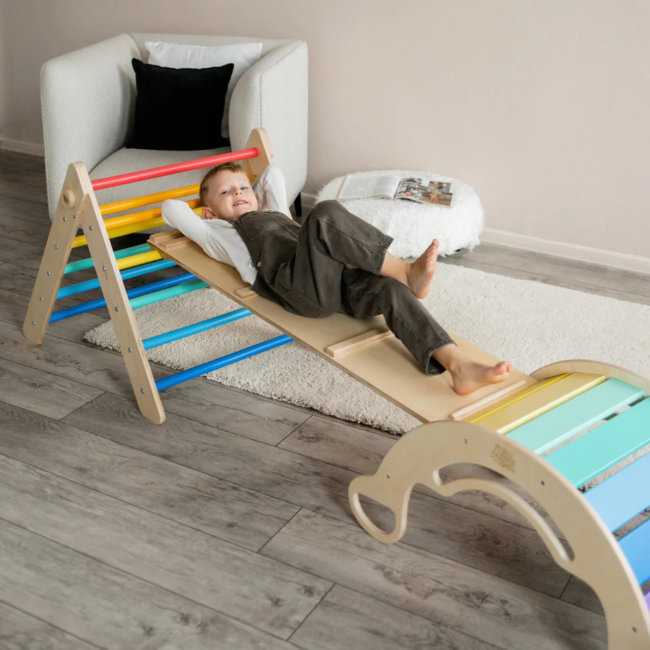 Ensemble triangle pikler + planche + bascule d’équilibre - arc - en - ciel, bois Natura, 12 à 18 mois - BusyKids - myplayground