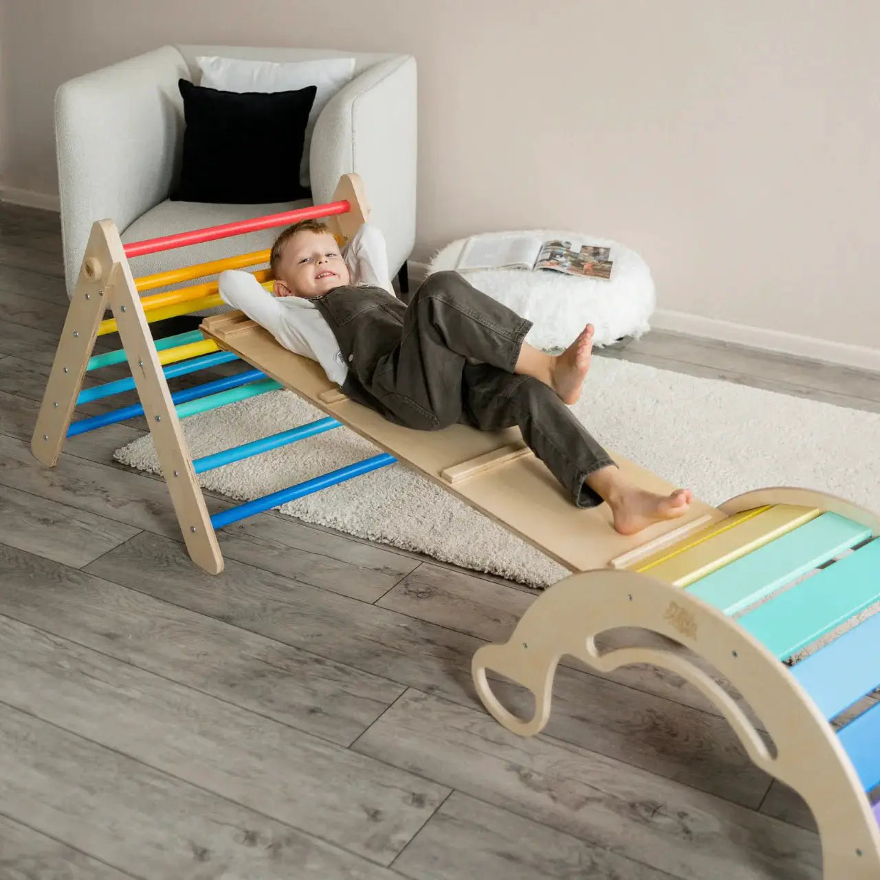 Ensemble triangle pikler + planche + bascule d’équilibre -arc-en-ciel, bois Natura, 12 à 18 mois - BusyKids by BusyKids