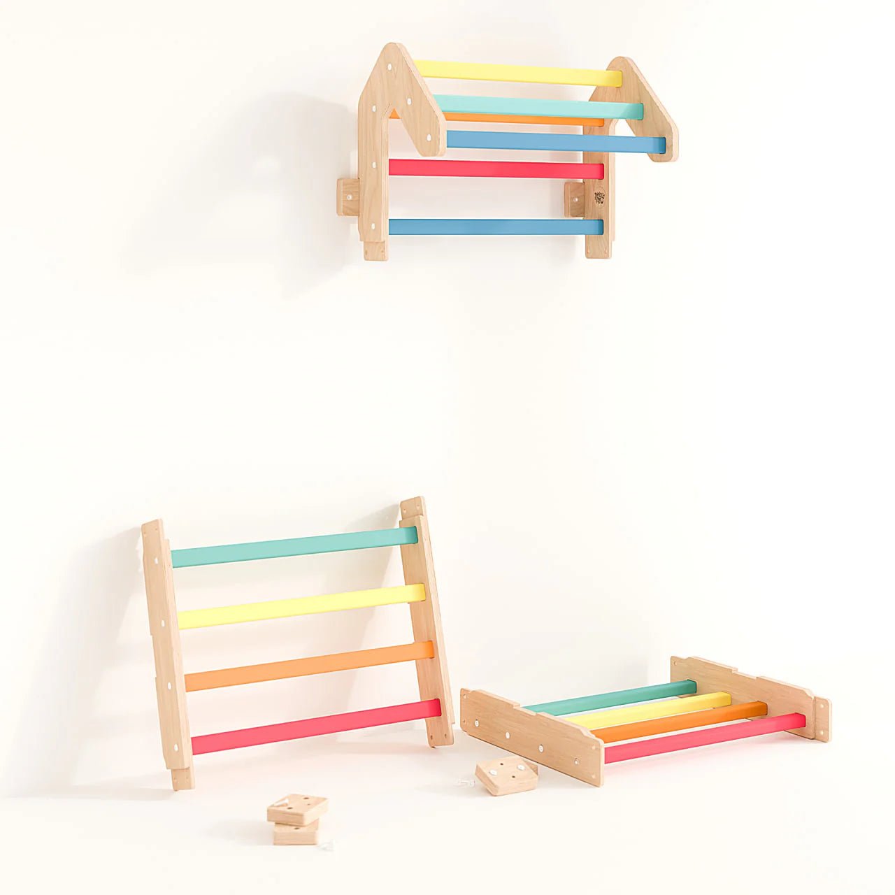 Ensemble (Maxi) Mur Suédois + Triangle Pikler + Bascule + 2 Planches à Double Face - Arc - en - ciel, bois natura, 12 à 18 mois - BusyKids - myplayground