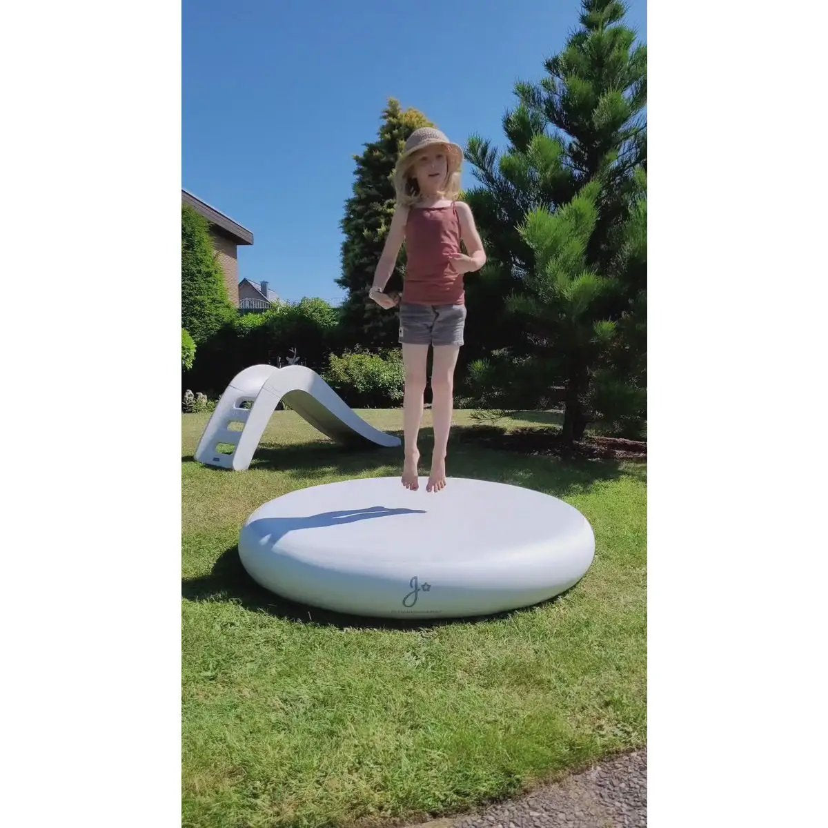 Jumpspot Extérieur Gonflable Sans Filet Pour Jardin Enfants Aventures Sécurisées by Jupiduu - Designed for Kids
