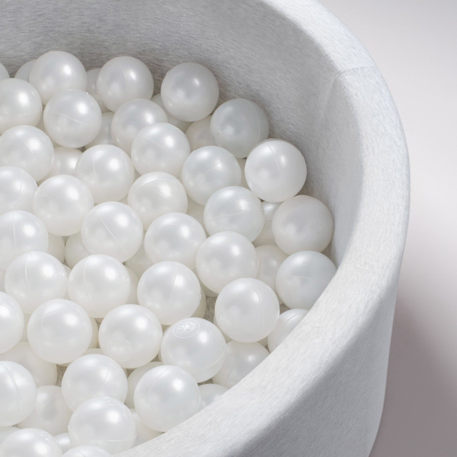 Boule de piscine à balles - 6 cm, perle - Plush Nest - myplayground