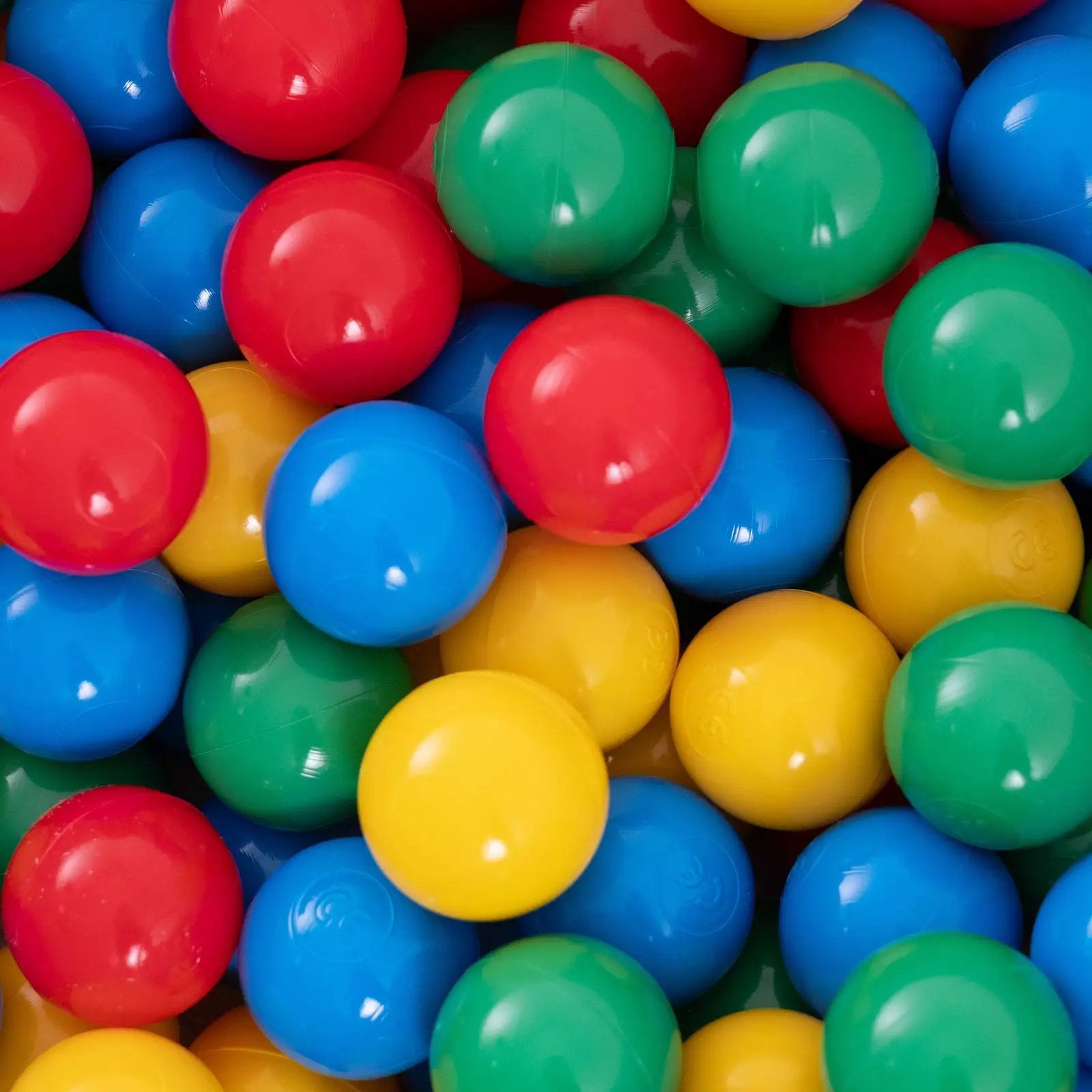 Boule de piscine à balles - 6 cm, lot de 200 pcs : bleu, vert, rouge, jaune - Plush Nest - Misioo by Misioo