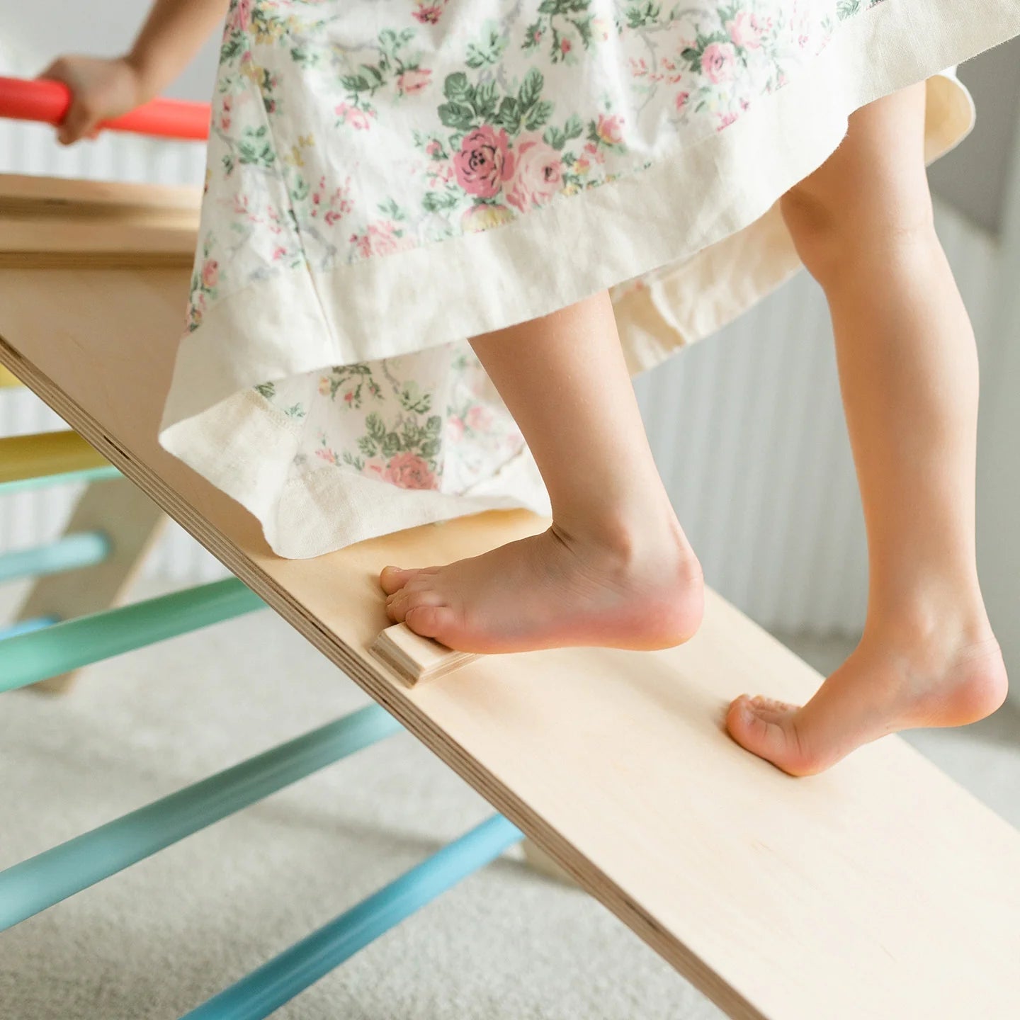 Ensemble triangle pikler + 2 Planches + bascule d’équilibre - arc - en - ciel, Bois Natura, 12 à 18 mois - BusyKids - myplayground