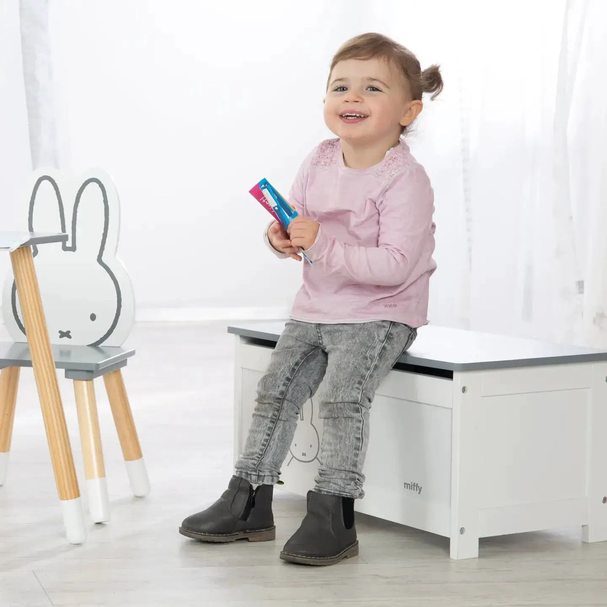 ROBA | Coffre à jouets « miffy® » en bois, pliable. De 2 à 10 ans. by ROBA