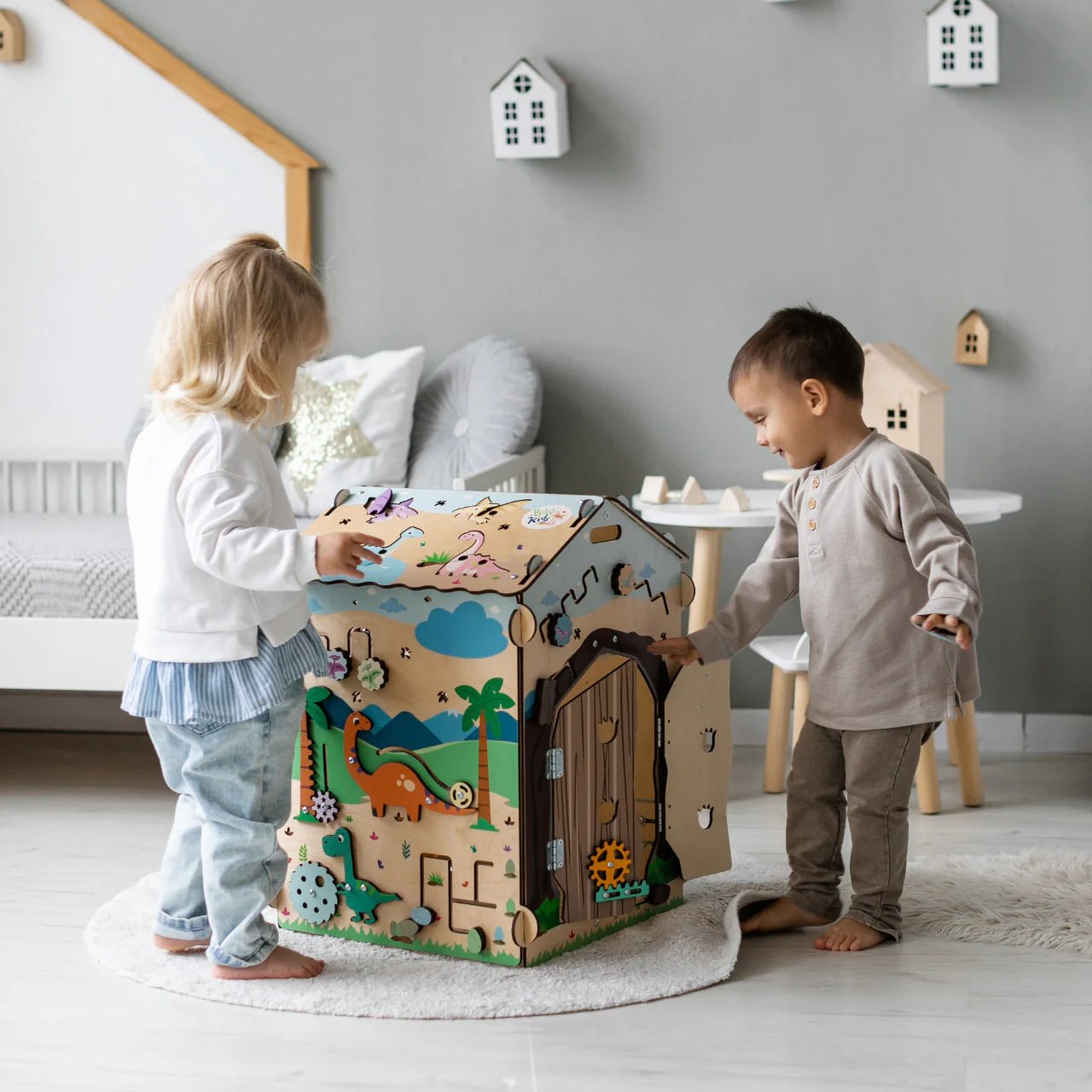 Busy Board Maisonnette Éducative DINO Équipé d'un Éclairage - Bois Natura, 12 à 18 mois - BusyKids - myplayground