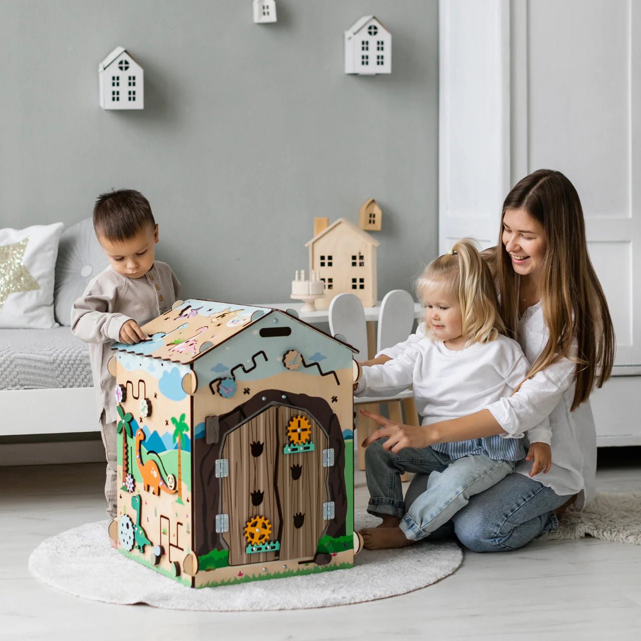 Busy Board Maisonnette Éducative DINO Équipé d'un Éclairage - Bois Natura, 12 à 18 mois - BusyKids - myplayground