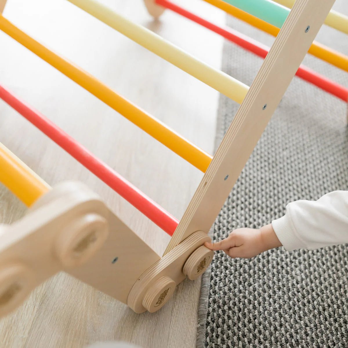 Ensemble d’escalade inclinable (set xl avec rocker + planche) - arc-en-ciel, bois brut (non verni), 18 à 24 mois - BusyKids by BusyKids