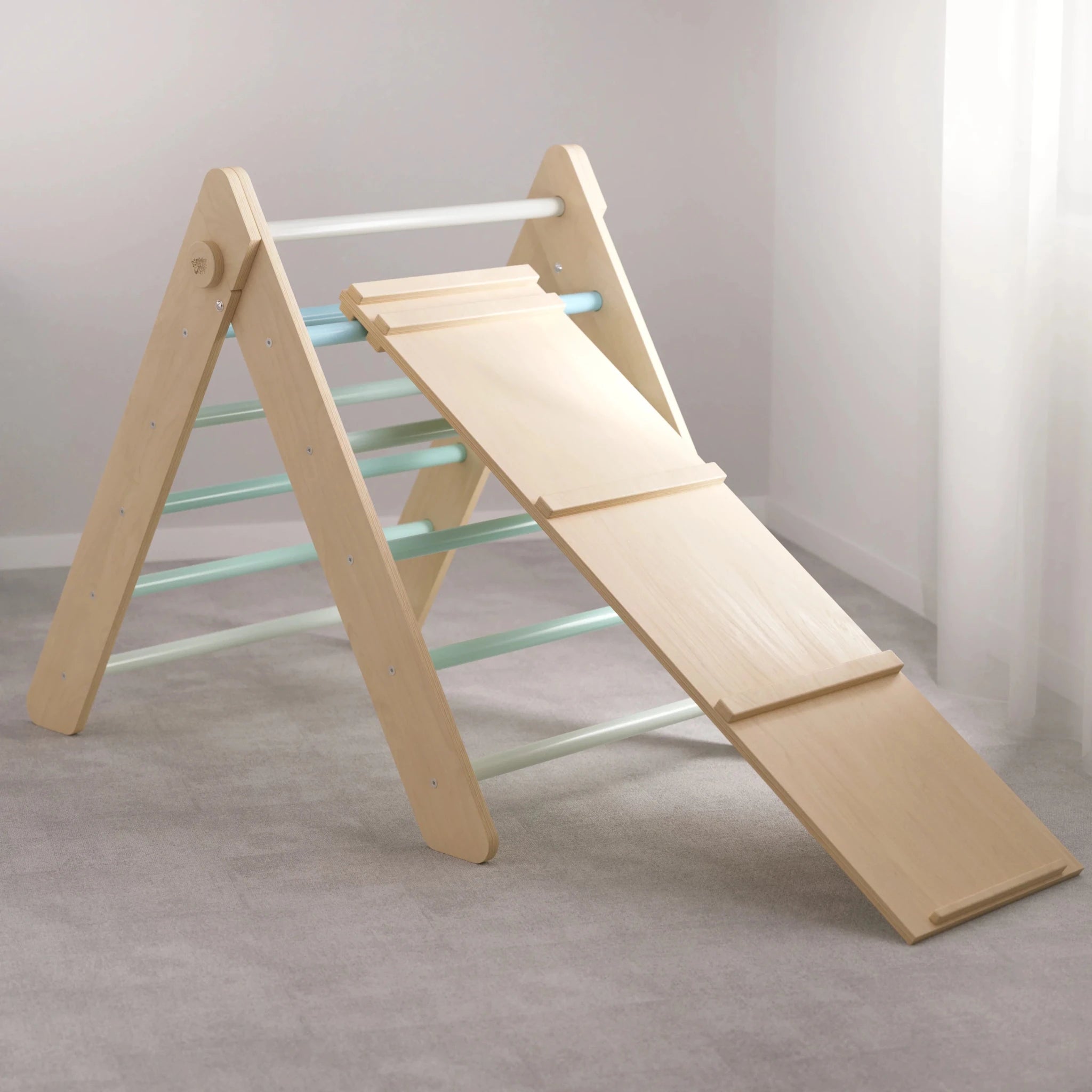 Ensemble triangle pikler et planche à double face - menthe, bois natura, 12 à 18 mois - BusyKids - myplayground