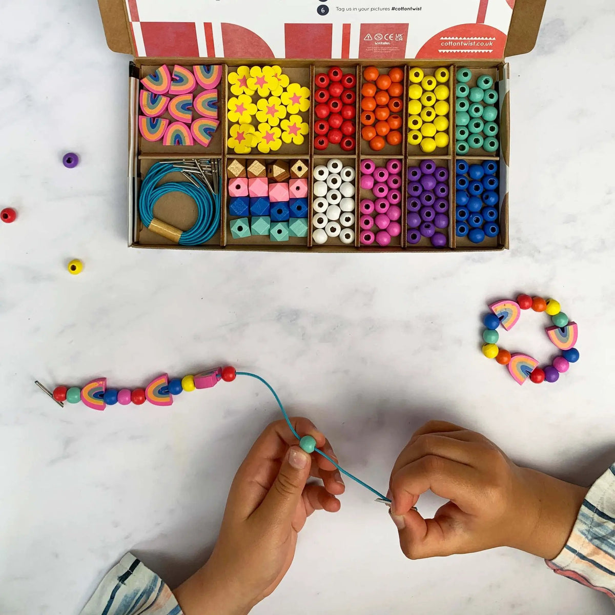 Kit de fabrication de bracelets arc-en-ciel et fleurs by Cotton Twist