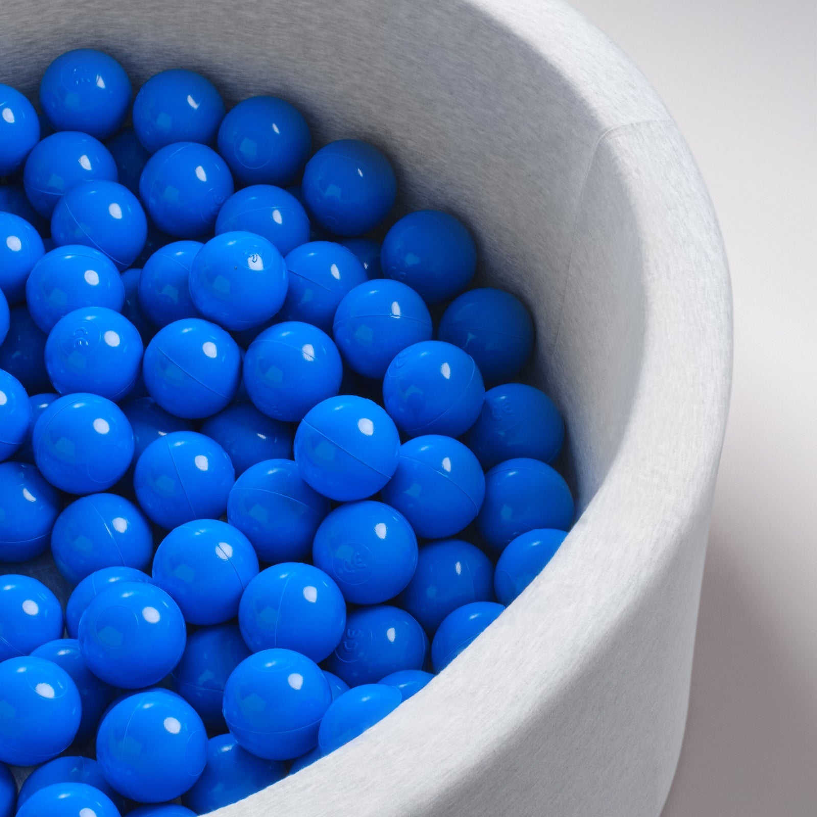 Boule de piscine à balles - 6 cm, bleu - Plush Nest - myplayground