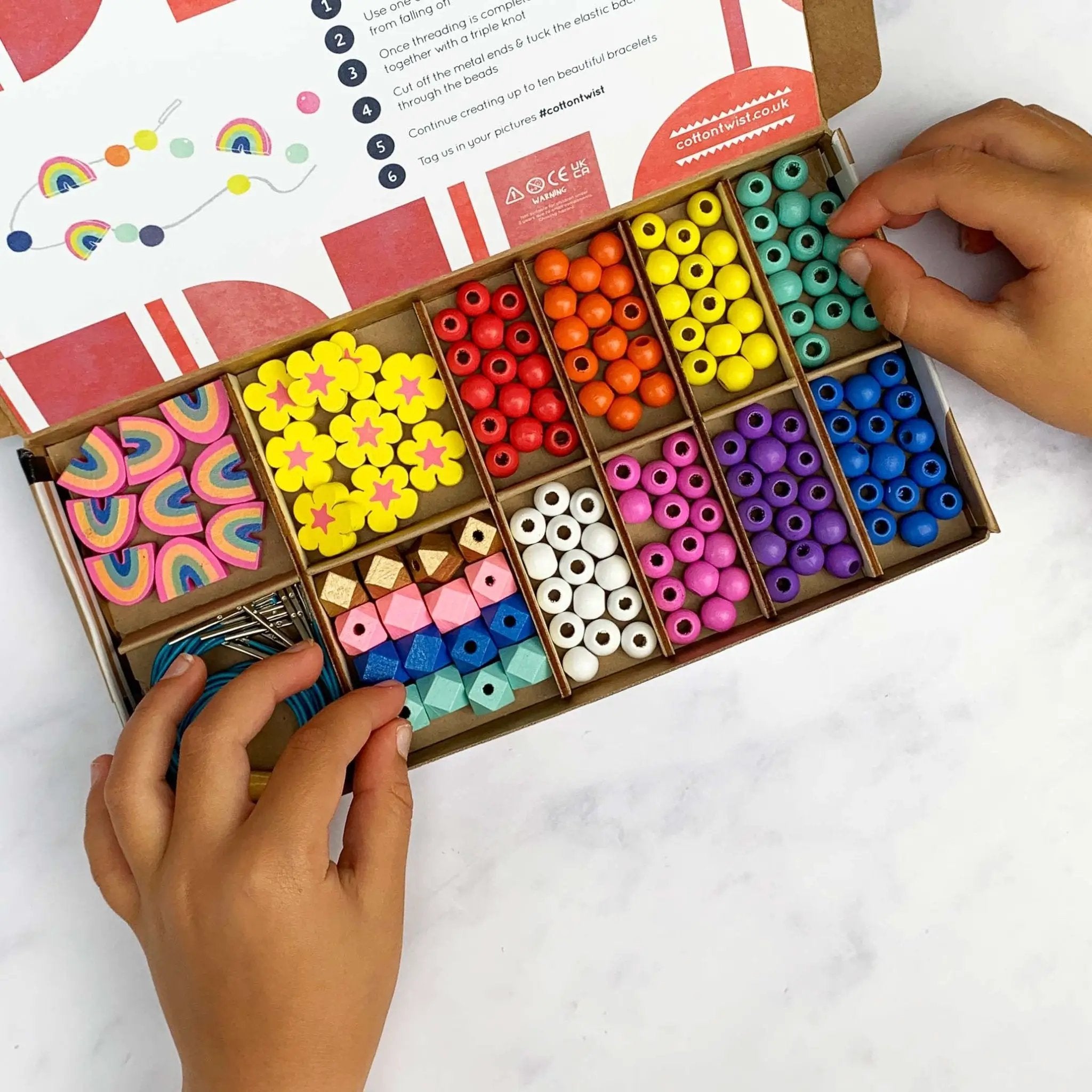Kit de fabrication de bracelets arc-en-ciel et fleurs by Cotton Twist