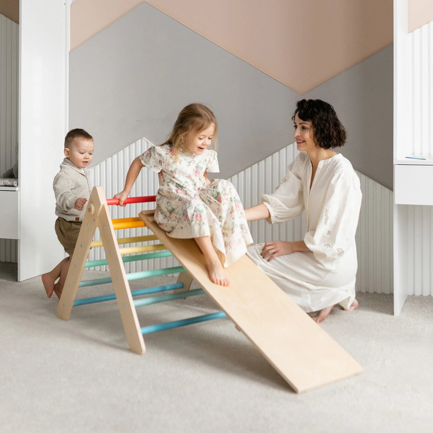 Ensemble Triangle Pikler et Planche à Double Face - Arc - en - ciel, Bois Natura, 12 à 18 mois - BusyKids - myplayground