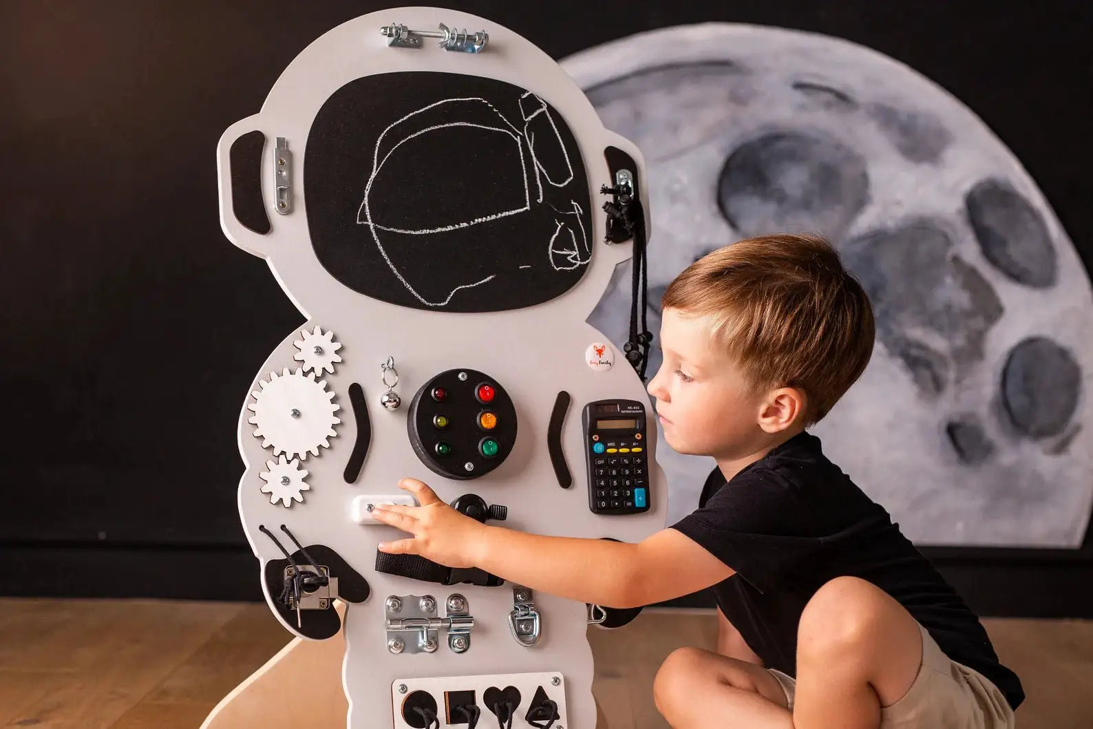 Astronaute Busy Board - Planche sensorielle - Jeu de motricite fine pour enfant (3 ans et +) by FoxyFamily