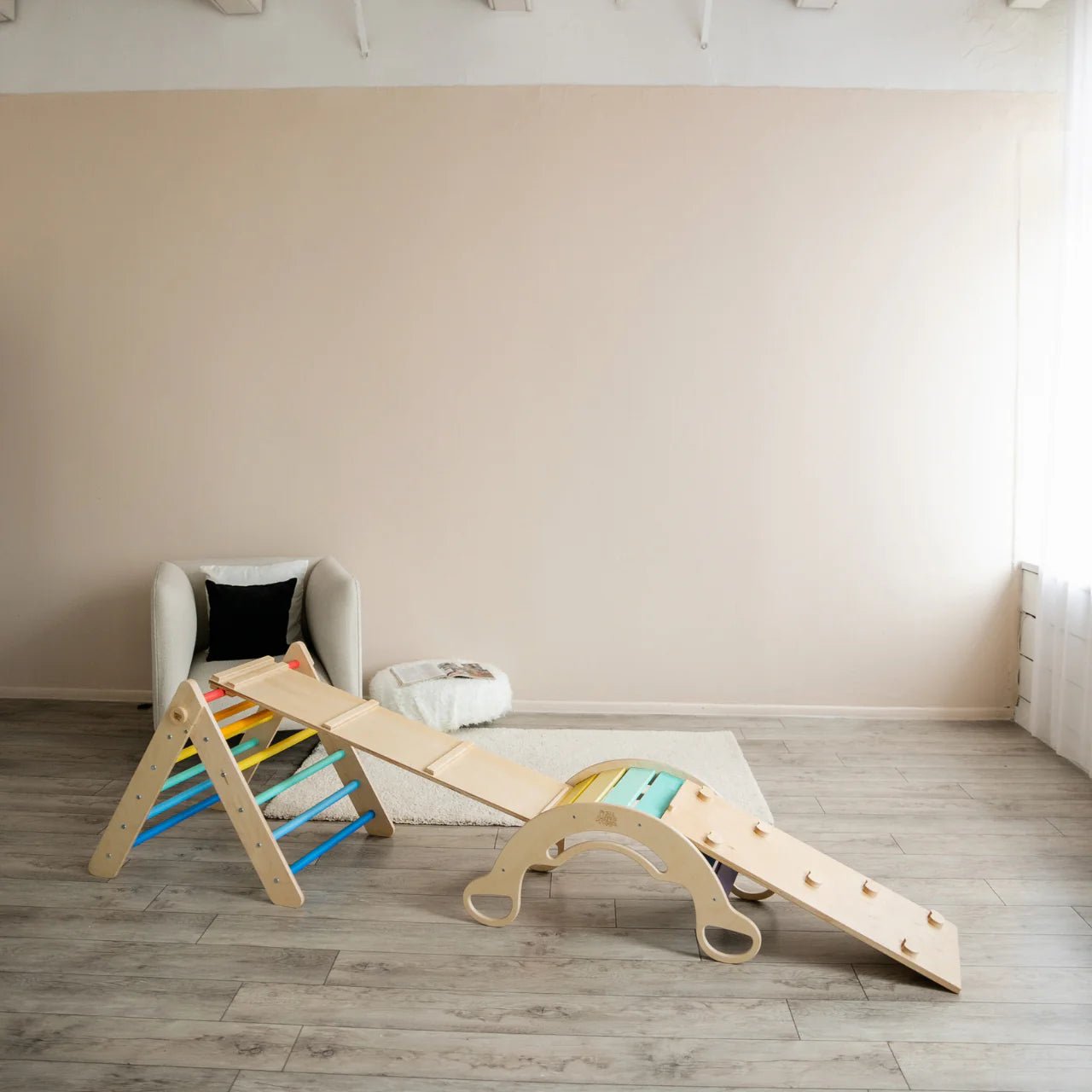 Ensemble triangle pikler + 2 Planches + bascule d’équilibre - arc - en - ciel, Bois Natura, 12 à 18 mois - BusyKids - myplayground