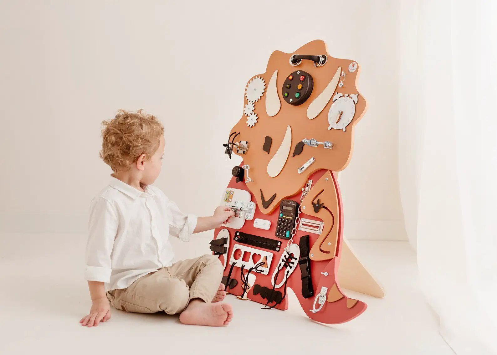 Dinosaure Busy board - Planche sensorielle - Jeu de motricite fine pour enfant ( 3 ans et + ) by FoxyFamily