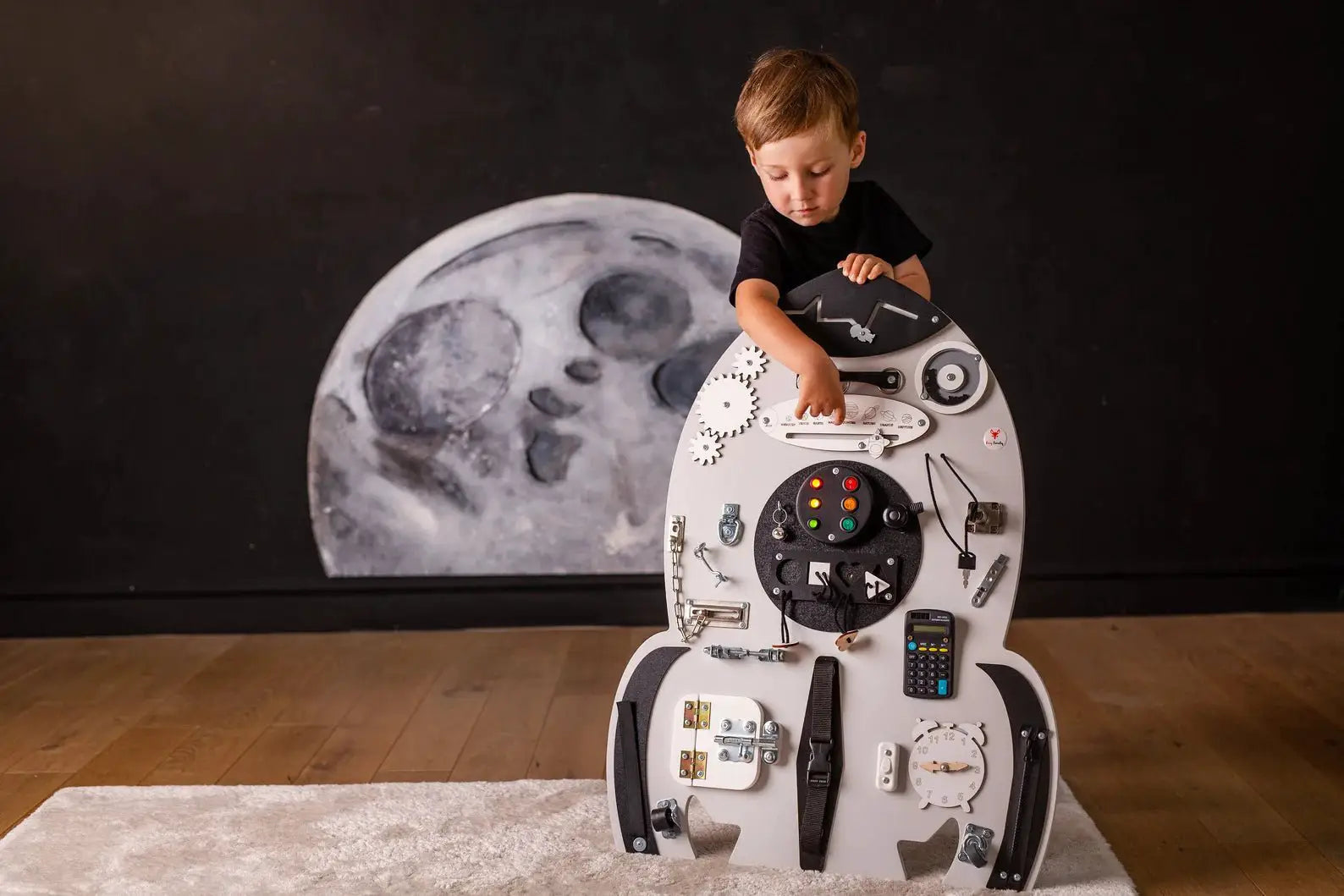 Space rocket Busy board - Planche sensorielle - Jeu de motricite fine pour enfant (3 ans et +) by FoxyFamily