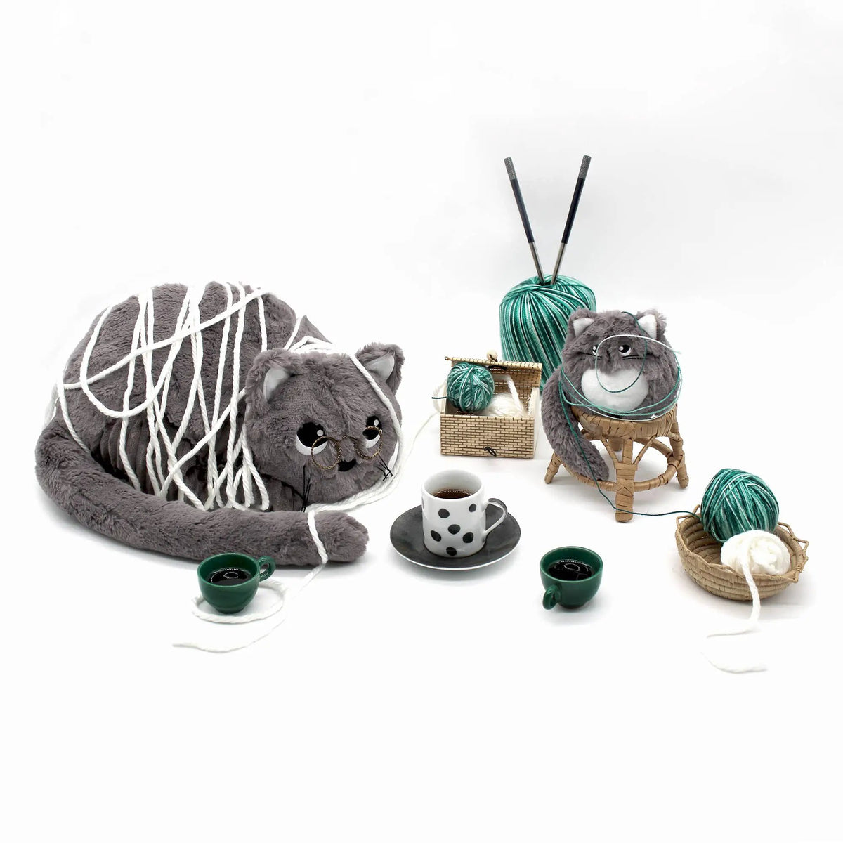 Chat en Peluche et Bébé Gris / Les Ptipotos - Les Déglingos, France by Les Déglingos, France