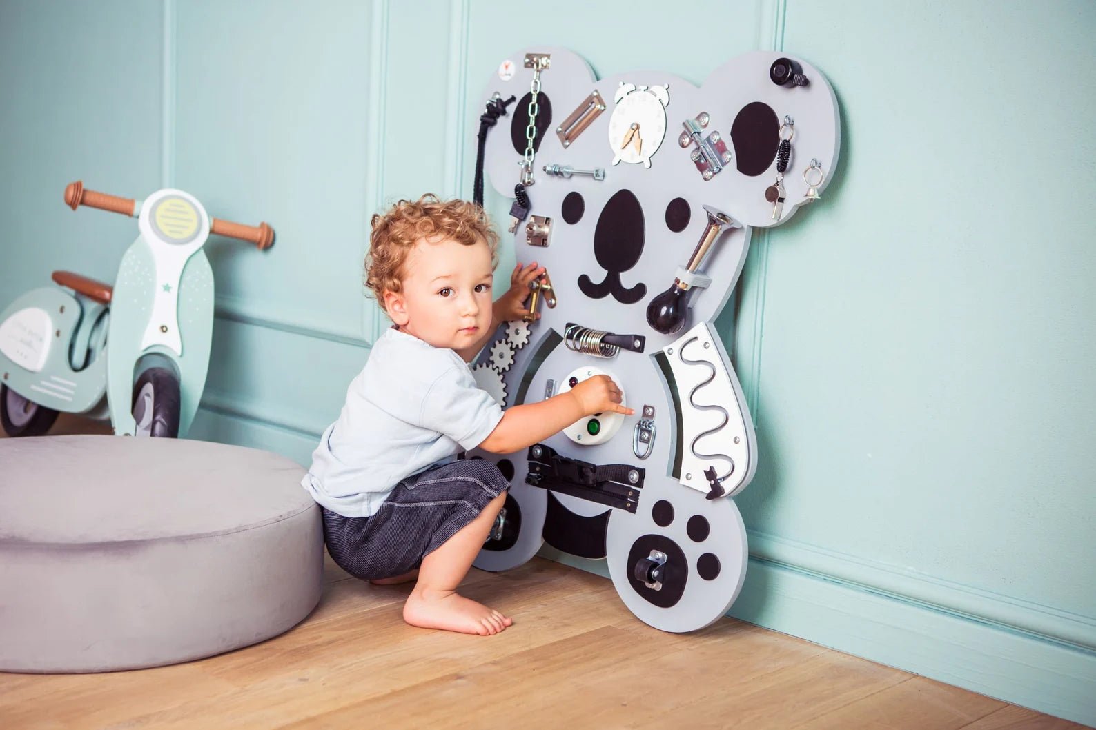 Koala Gris Busy board grise Koala - Planche sensorielle - Jeu de motricite fine pour enfant (3 ans et +) - myplayground