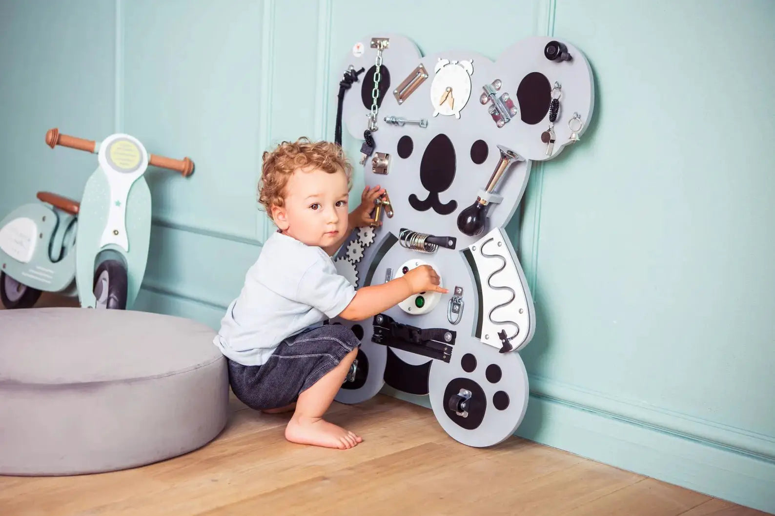 Koala Gris Busy board grise Koala - Planche sensorielle - Jeu de motricite fine pour enfant (3 ans et +) by FoxyFamily