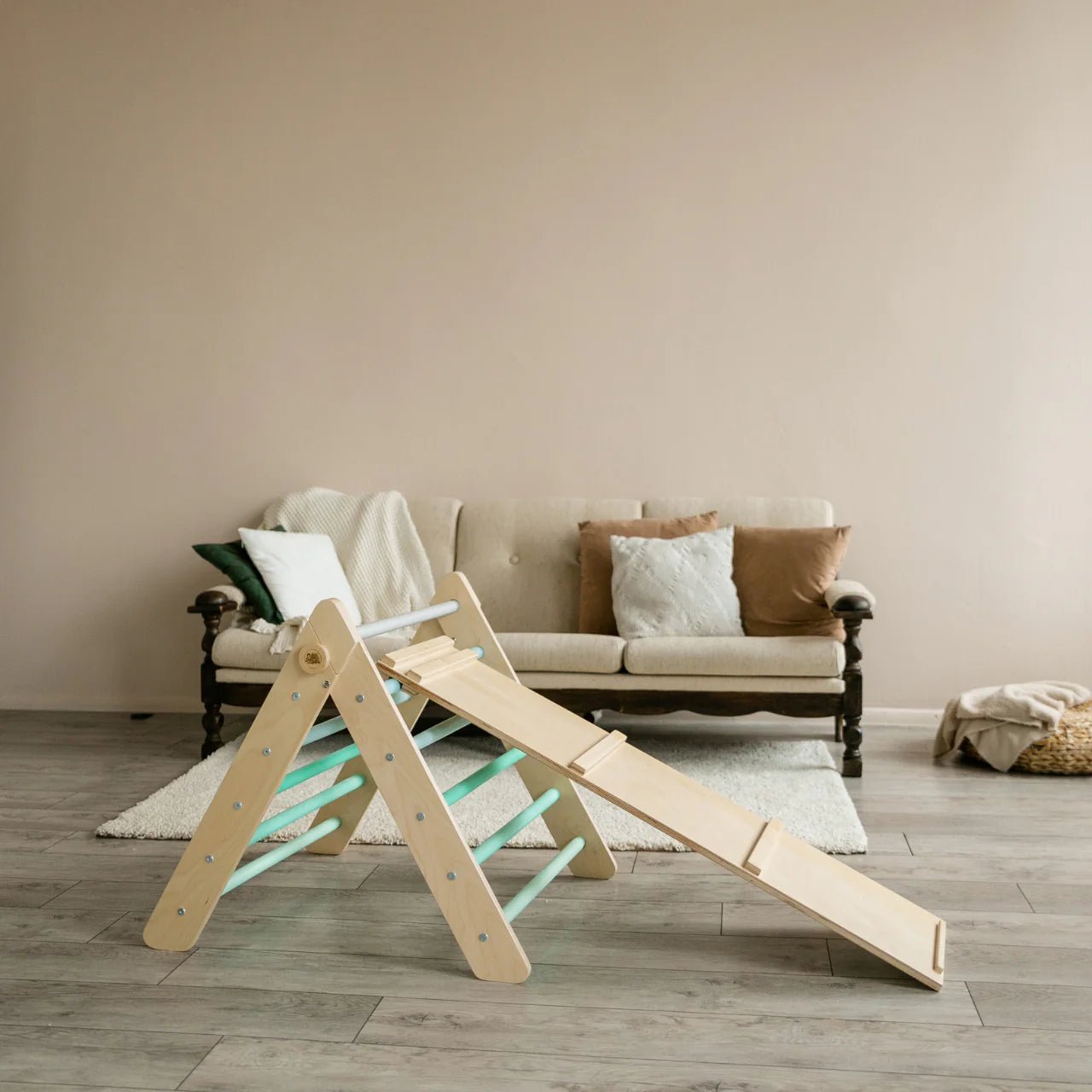 Ensemble triangle pikler et planche à double face - menthe, bois natura, 12 à 18 mois - BusyKids - myplayground