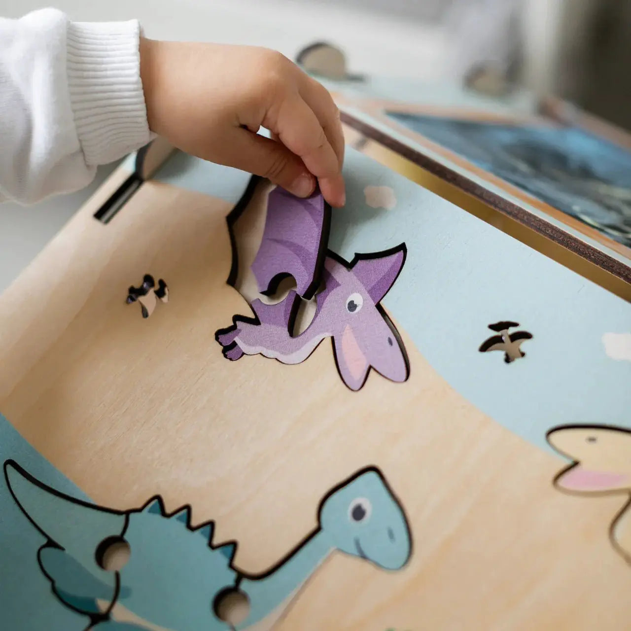 Busy Board Maisonnette Éducative DINO Équipé d'un Éclairage - Bois Natura, 12 à 18 mois - BusyKids by BusyKids