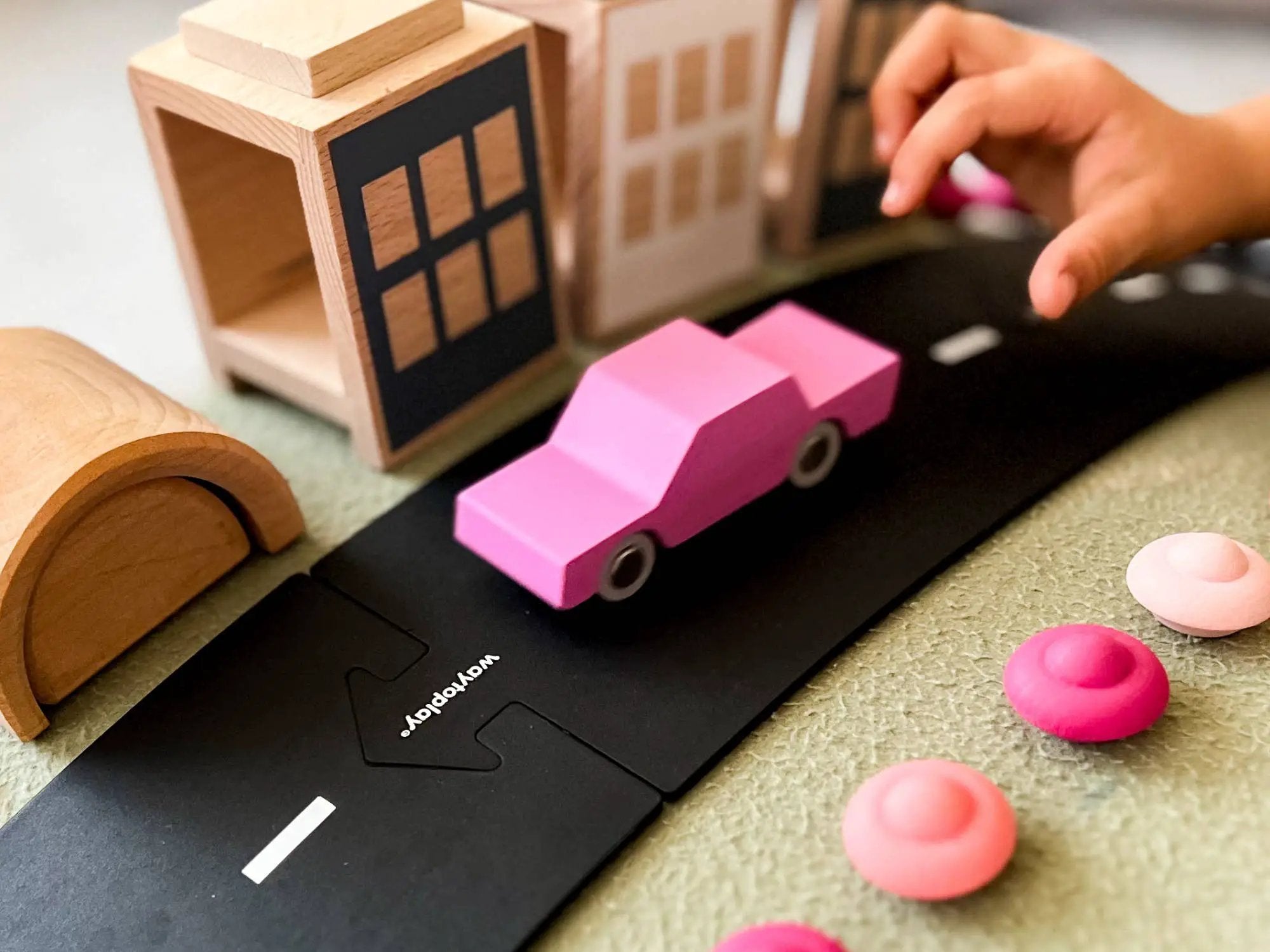 Petite voiture en bois, aller-retour, rose by Waytoplay Toys - The Netherlands