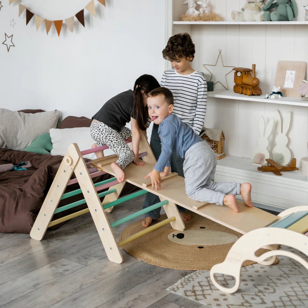 Ensemble triangle pikler + planche + bascule d’équilibre - pastel, bois Natura, 12 à 18 mois - BusyKids - myplayground